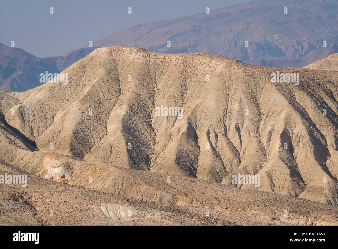 Vista panoramica della valle del deserto con formazioni rocciose scolpite, King's Highway, Jordan, Middle East Foto Stock