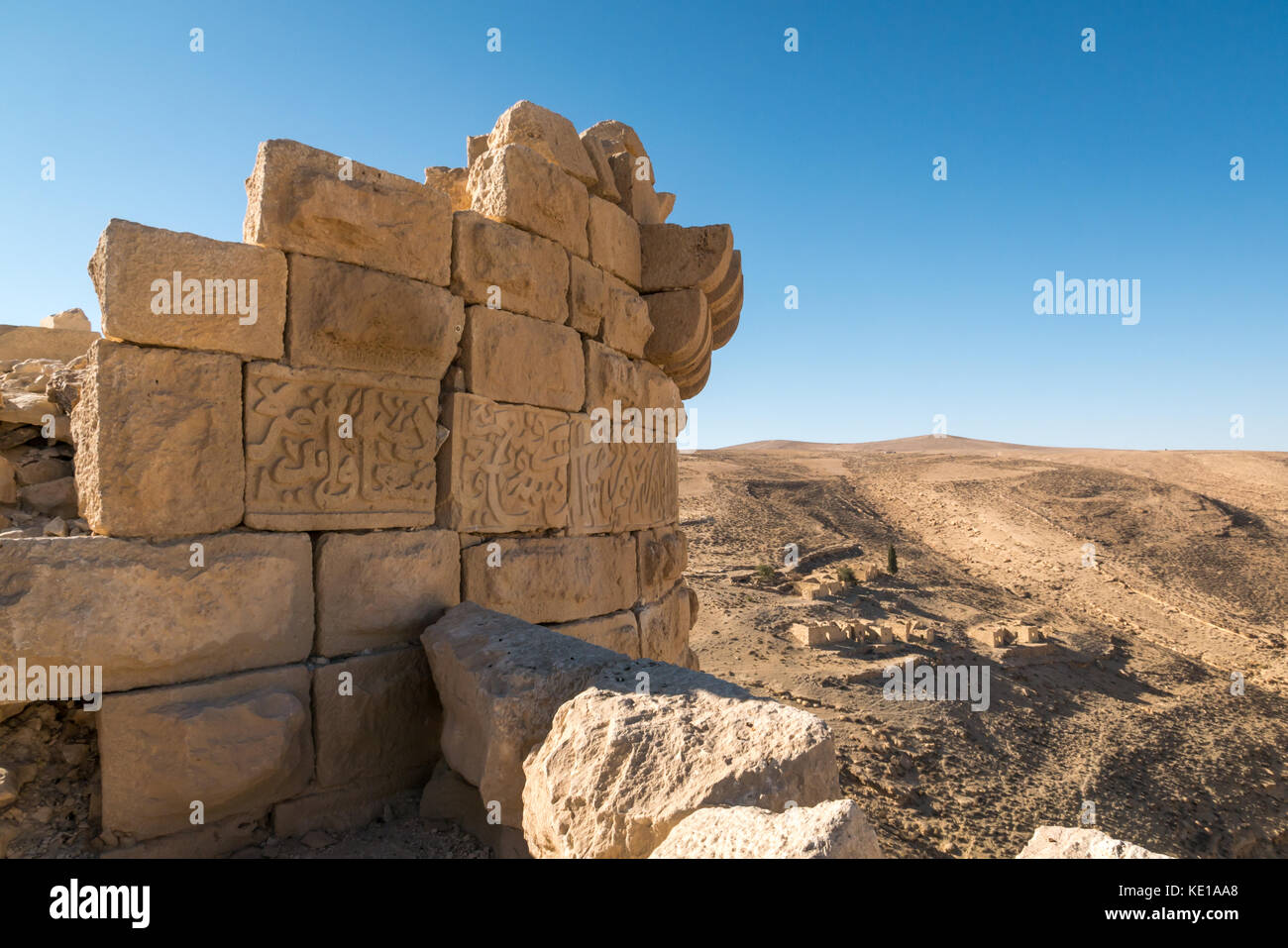 Dettaglio lavori in pietra scolpita iscrizione, Montreal o Shoubak castello del XII secolo crusader fort, Kings Highway, Giordania, Medio Oriente Foto Stock