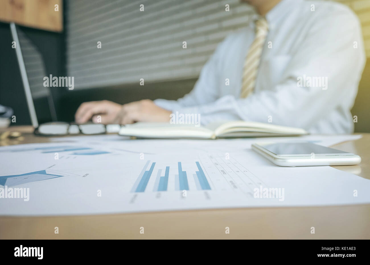 Giovane uomo che lavora con il computer portatile, l'uomo le mani sul computer notebook, business persona al posto di lavoro. Foto Stock