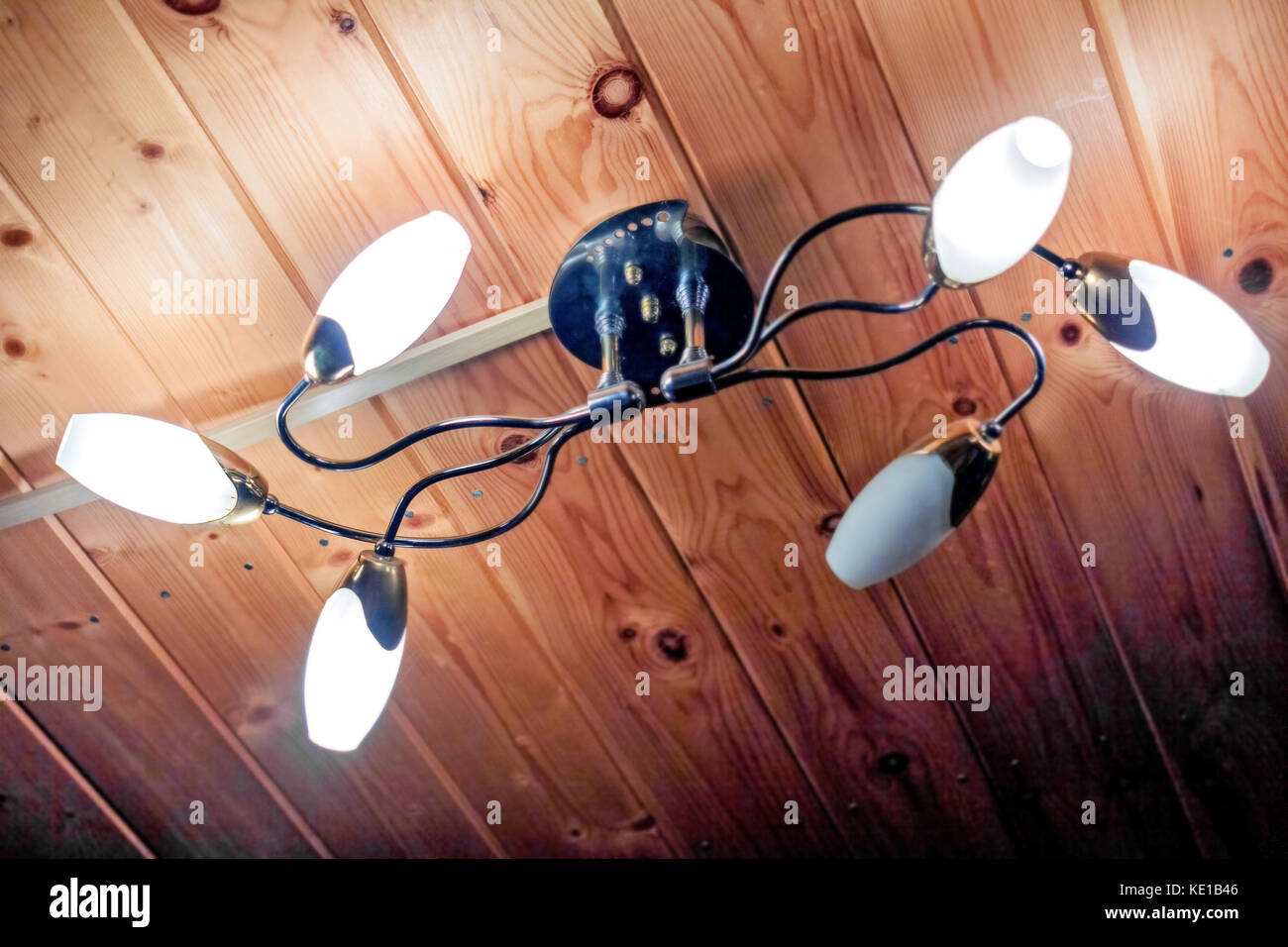 Piuttosto la lampada sotto il soffitto in legno a casa Foto Stock