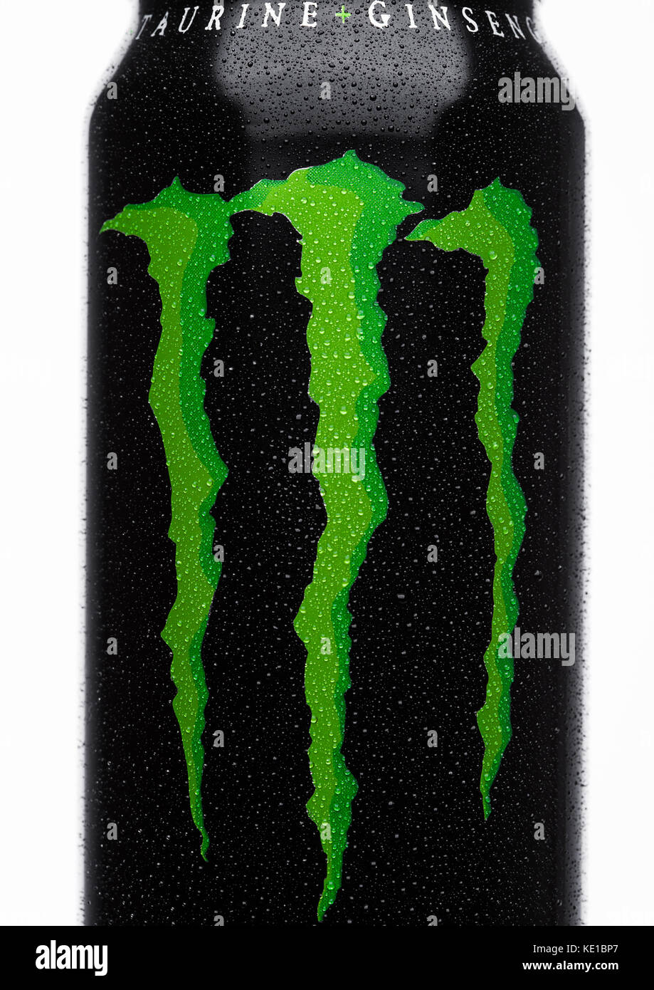 LONDRA, Regno Unito - 15 MARZO 2017: Una lattina di Monster Energy drink su sfondo bianco. Introdotto nel 2002, Monster ha ora oltre 30 bevande diverse con un'alta Foto Stock