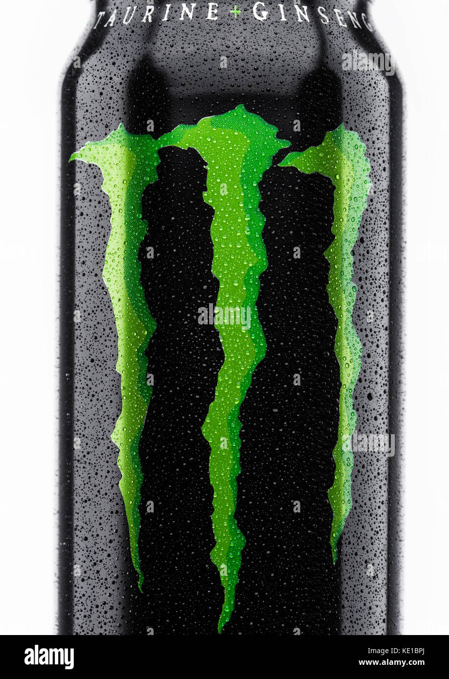 LONDRA, Regno Unito - 15 MARZO 2017: Una lattina di Monster Energy drink su sfondo bianco. Introdotto nel 2002, Monster ha ora oltre 30 bevande diverse con un'alta Foto Stock