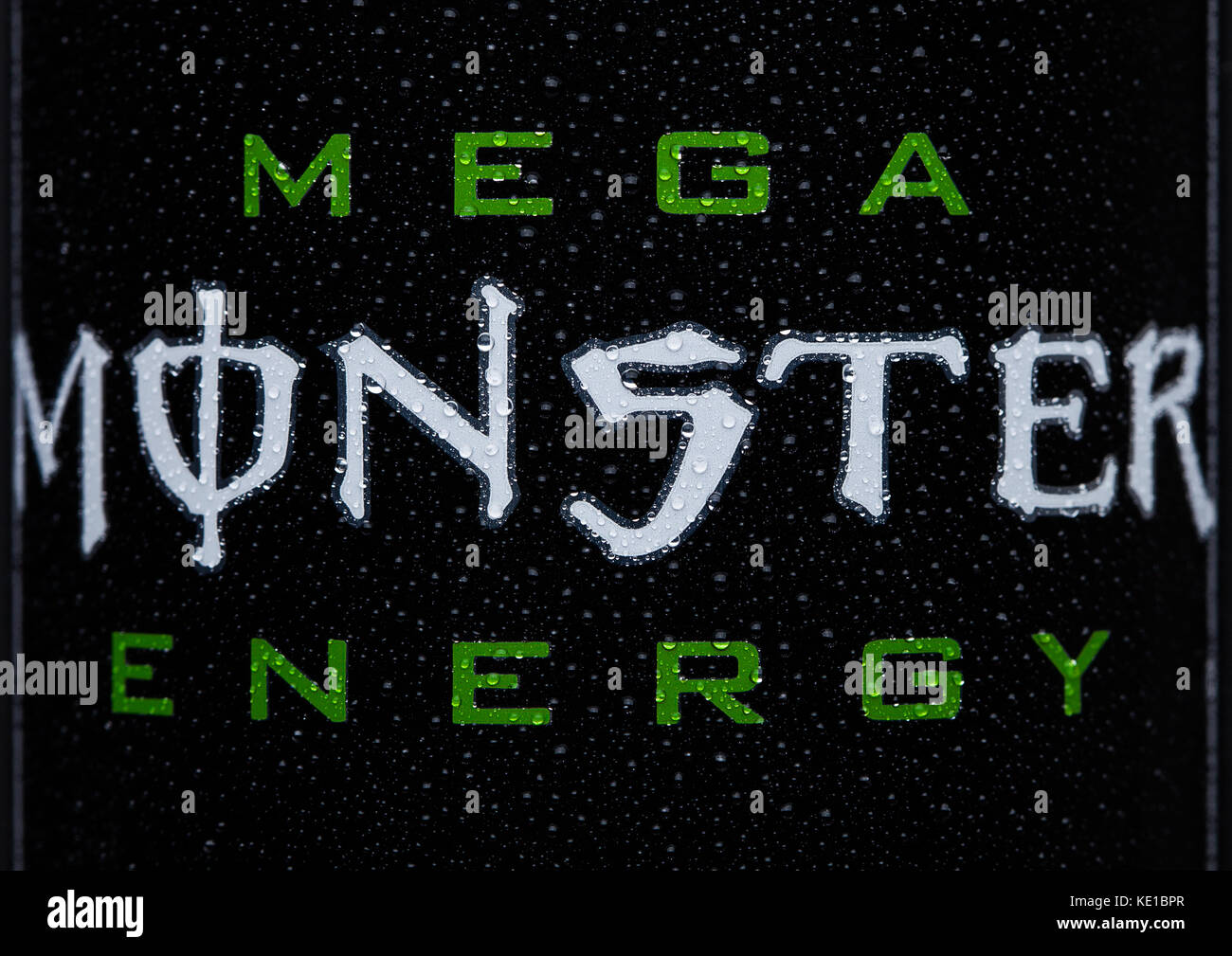 LONDRA, Regno Unito - 15 MARZO 2017: Un logo in primo piano di Monster Energy drink su sfondo nero. Introdotto nel 2002 Monster ha oltre 30 DR diversi Foto Stock