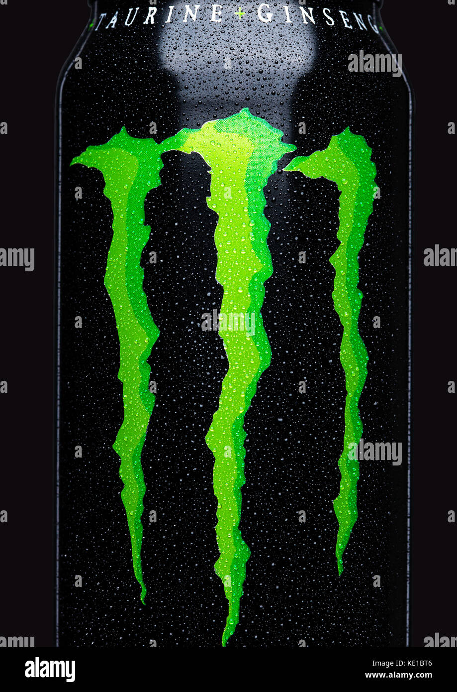 LONDRA, Regno Unito - 15 MARZO 2017: Una lattina di Monster Energy drink su sfondo nero. Introdotto nel 2002, Monster ha ora oltre 30 bevande diverse Foto Stock