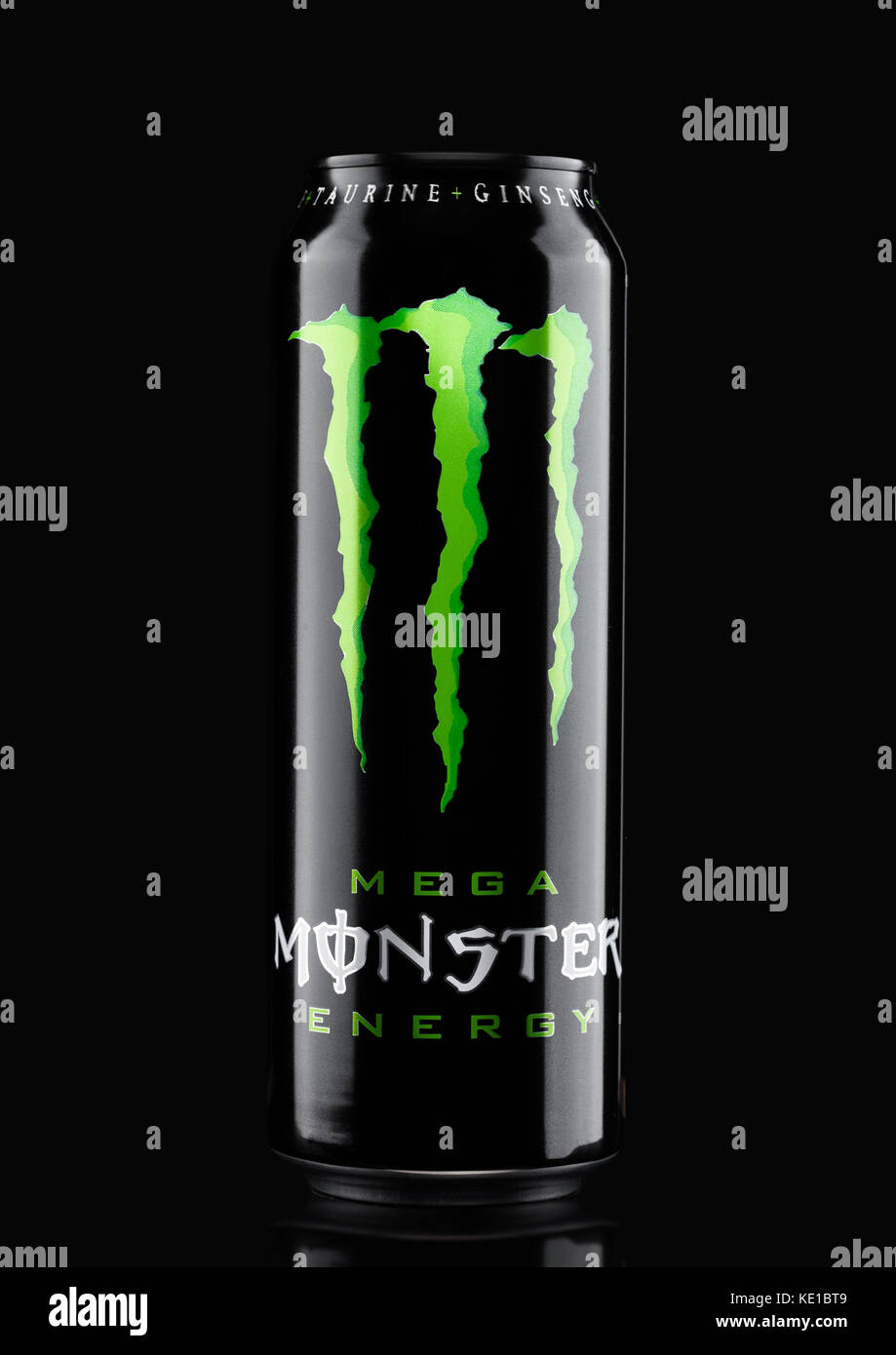 LONDRA, Regno Unito - 15 MARZO 2017: Una lattina di Monster Energy drink su sfondo nero. Introdotto nel 2002, Monster ha ora oltre 30 bevande diverse Foto Stock
