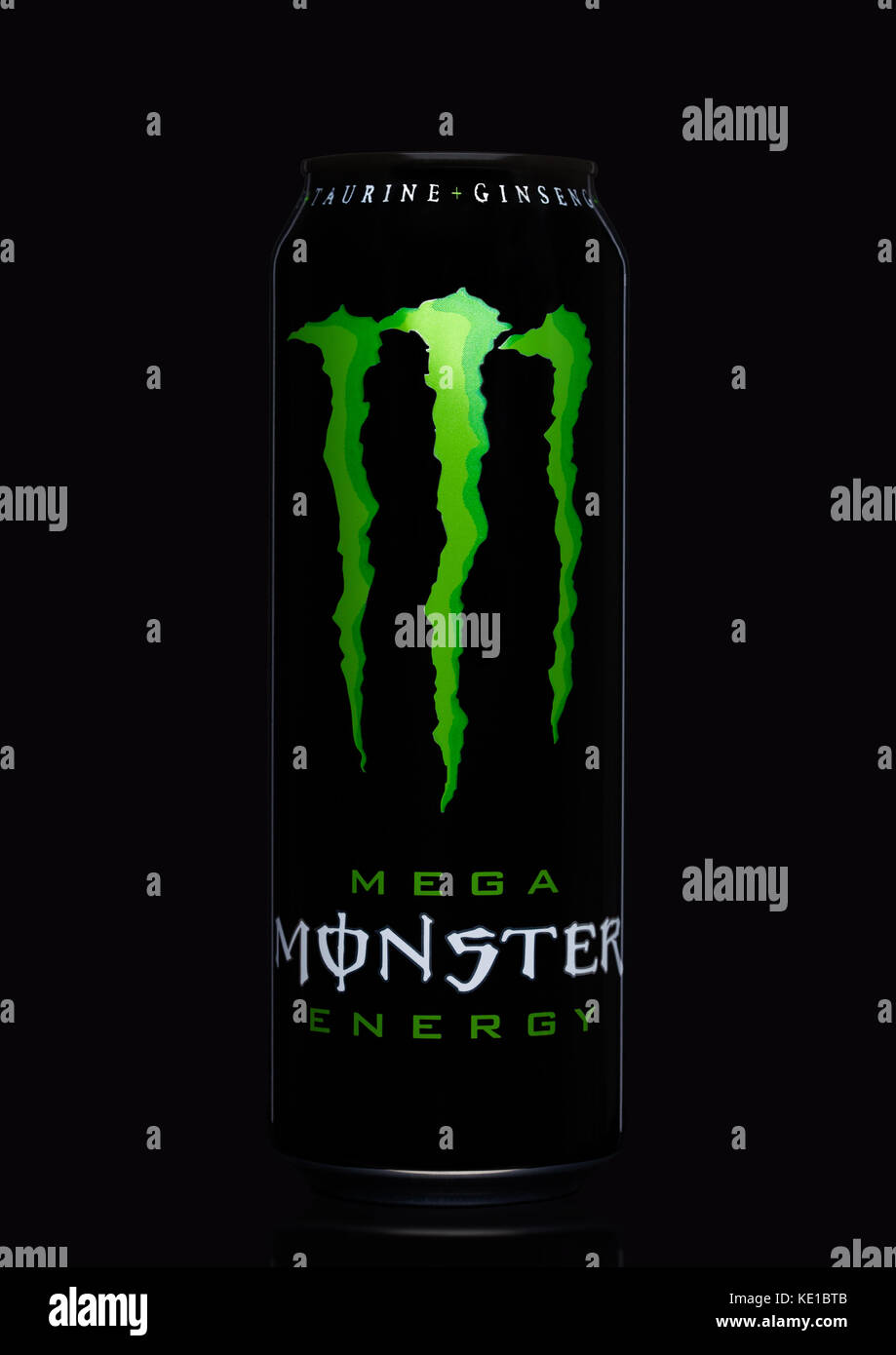 LONDRA, Regno Unito - 15 MARZO 2017: Una lattina di Monster Energy drink su sfondo nero. Introdotto nel 2002, Monster ha ora oltre 30 bevande diverse Foto Stock
