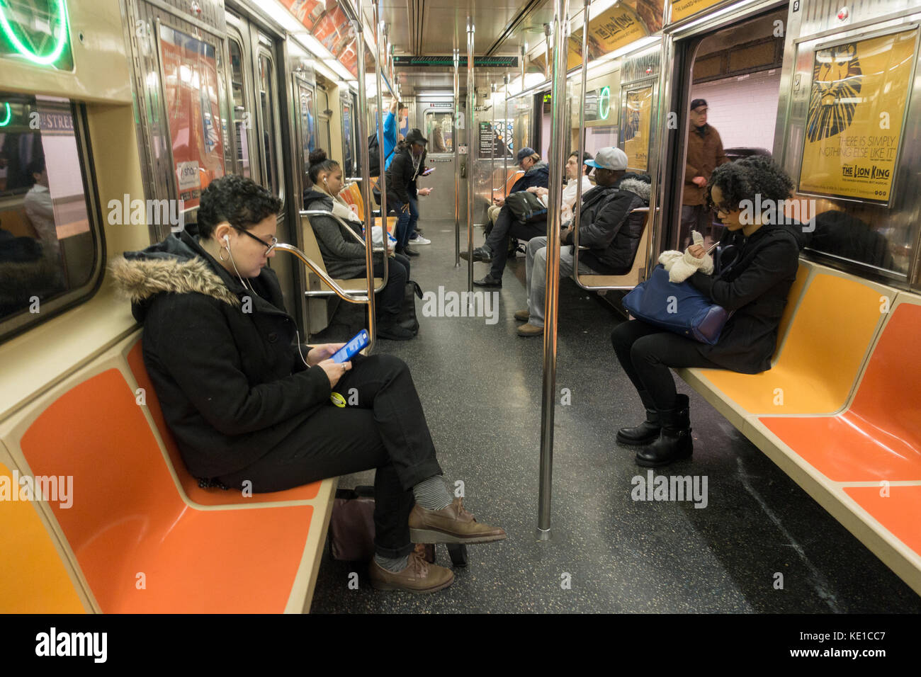 treno che si tiene alla stazione della metropolitana di Manhattan NYC Foto Stock