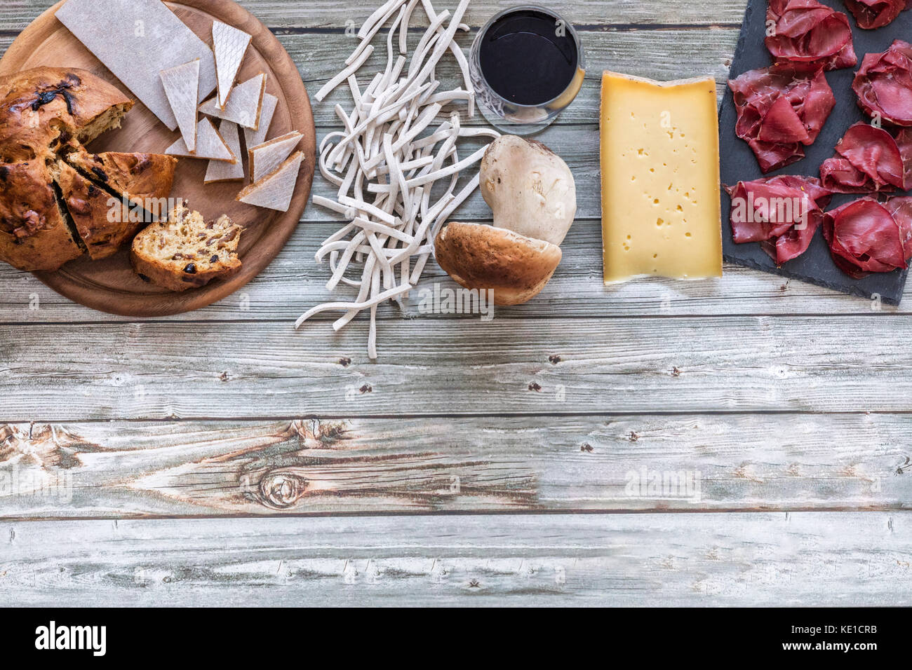 La bresaola igp accompagnati con i pizzoccheri, formaggio, funghi e besciola, cibo locale della valtellina, lombardia, italia Foto Stock