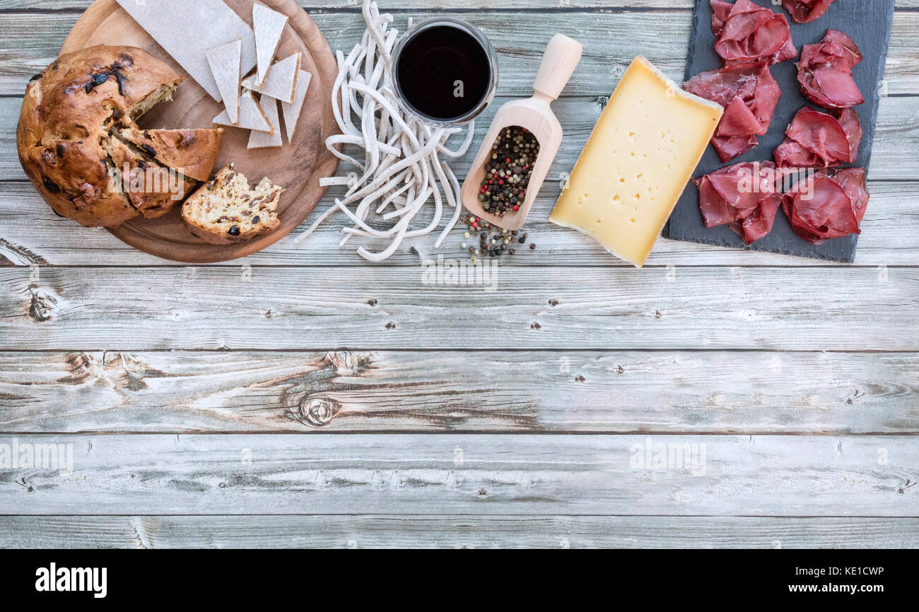 La bresaola igp accompagnati con i pizzoccheri, formaggio e besciola, cibo locale della valtellina, lombardia, italia Foto Stock
