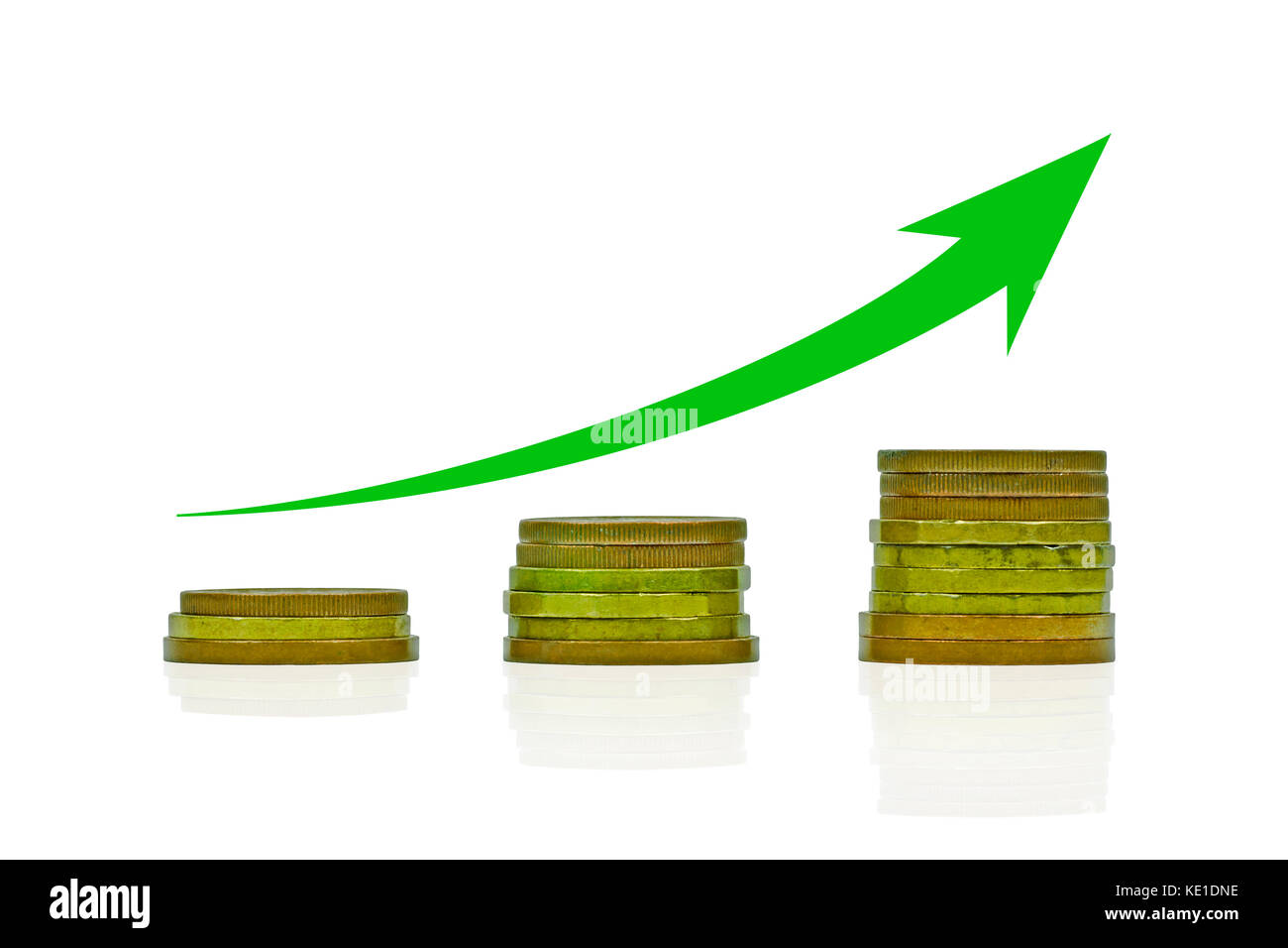 Vista ravvicinata di tre pile di monete disposte in un grafico crescente con freccia verde, isolate su uno sfondo bianco Foto Stock