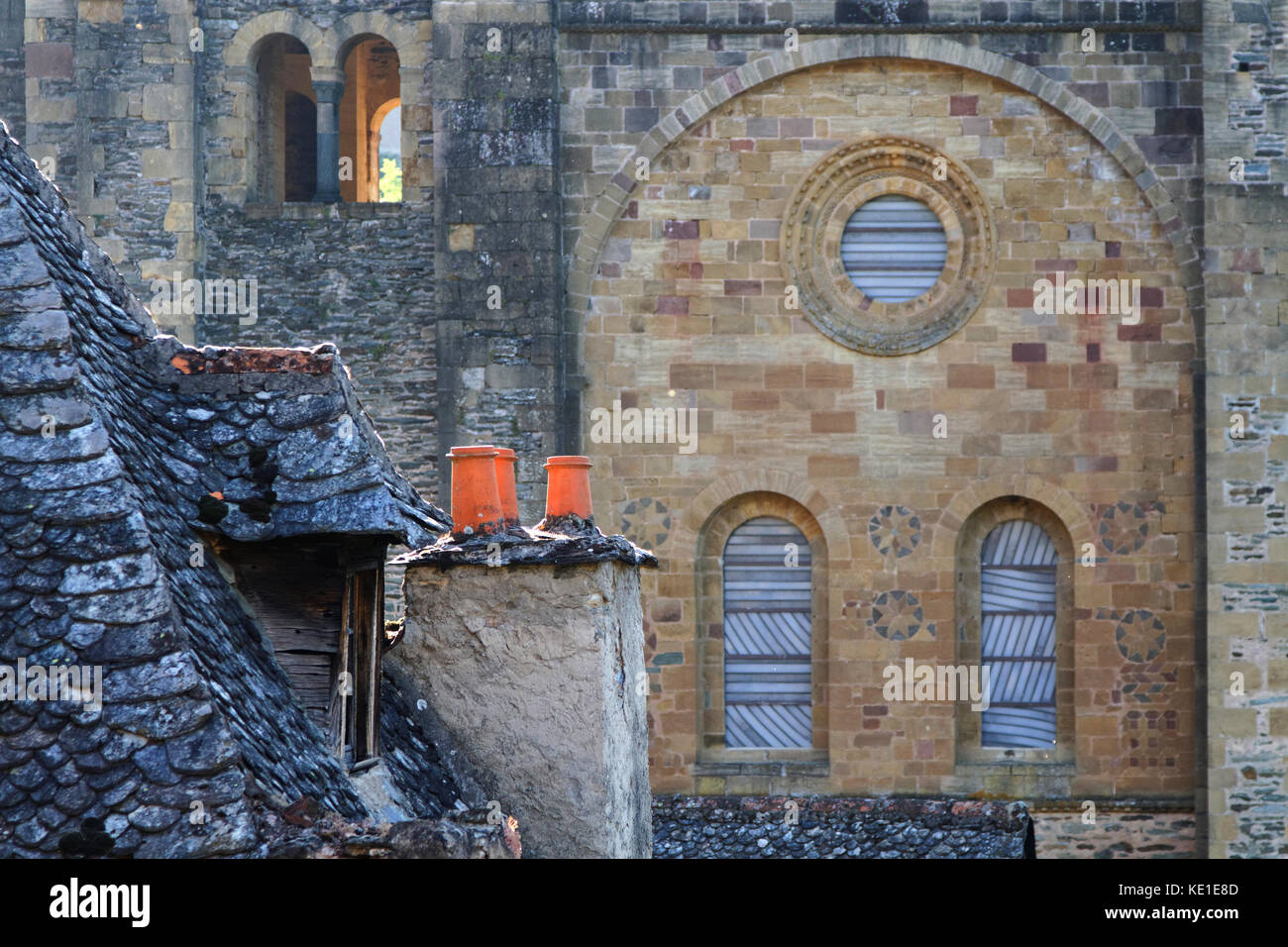 CONQUES, FRANCIA, 19 giugno 2015 : l'abbazia di St.Foy a Conques è una tappa popolare per i pellegrini che si recano a Santiago de Compostela. L'assorbimento principale per Foto Stock