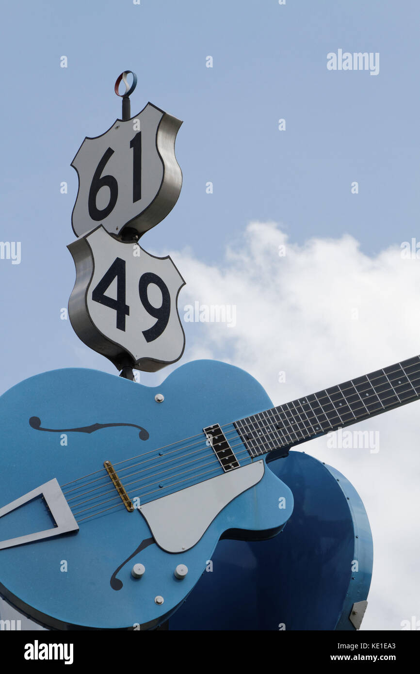 CLARKSDALE, MISSISSIPPI, 8 maggio 2015 : le chitarre mostrano l'incrocio tra la US 61 e la US 49 a Clarksdale, spesso designato come il famoso crocevia dove, acc Foto Stock