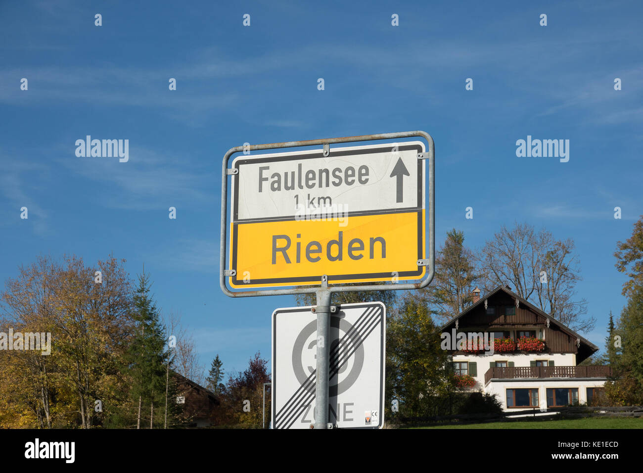 Segnaletica stradale pubblicato nel villaggio s di Baviera, Germania Foto Stock