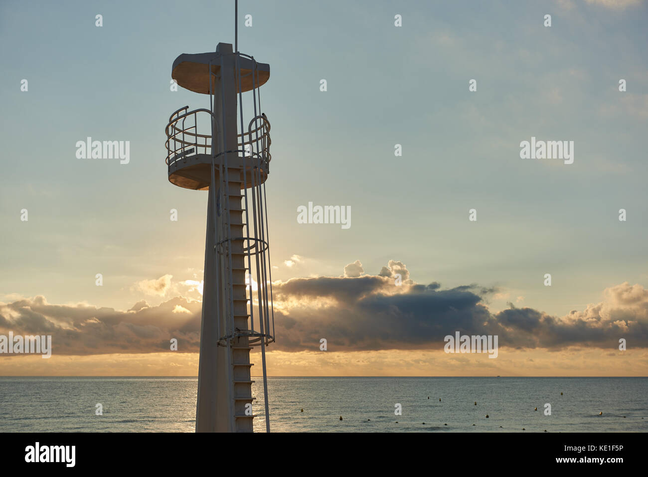 Bellissima alba sopra il mare mediterraneo e bagnino torre sulla spiaggia. torrevieja. costa blanca Spagna Foto Stock
