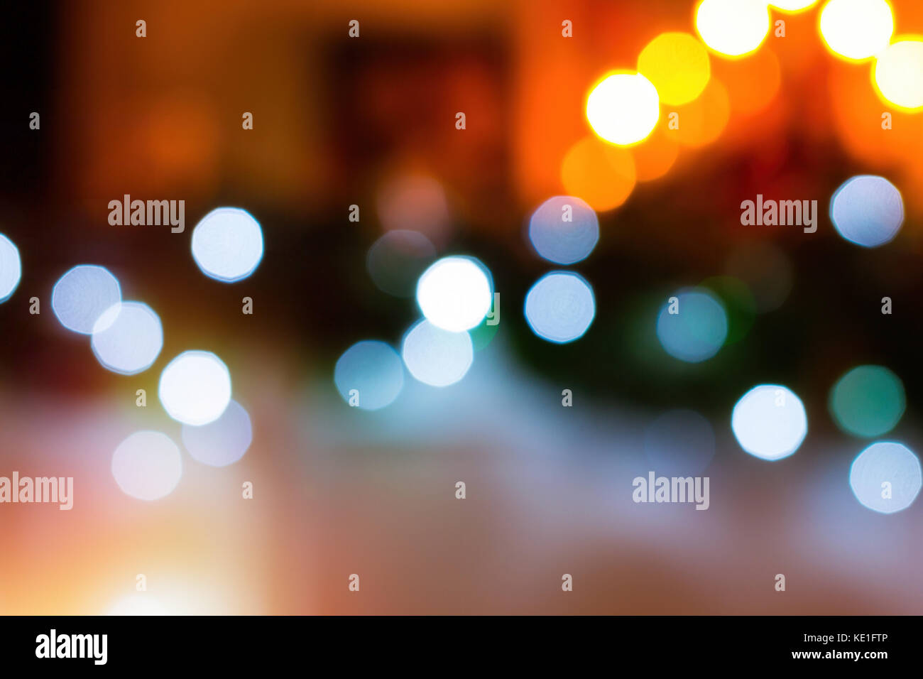 Festa del nuovo anno con sfondo bokeh da albero di natale luci incandescente. sfocata cerchi colorati sulla luce sfondo vacanza. celebrazione del nuovo ye Foto Stock