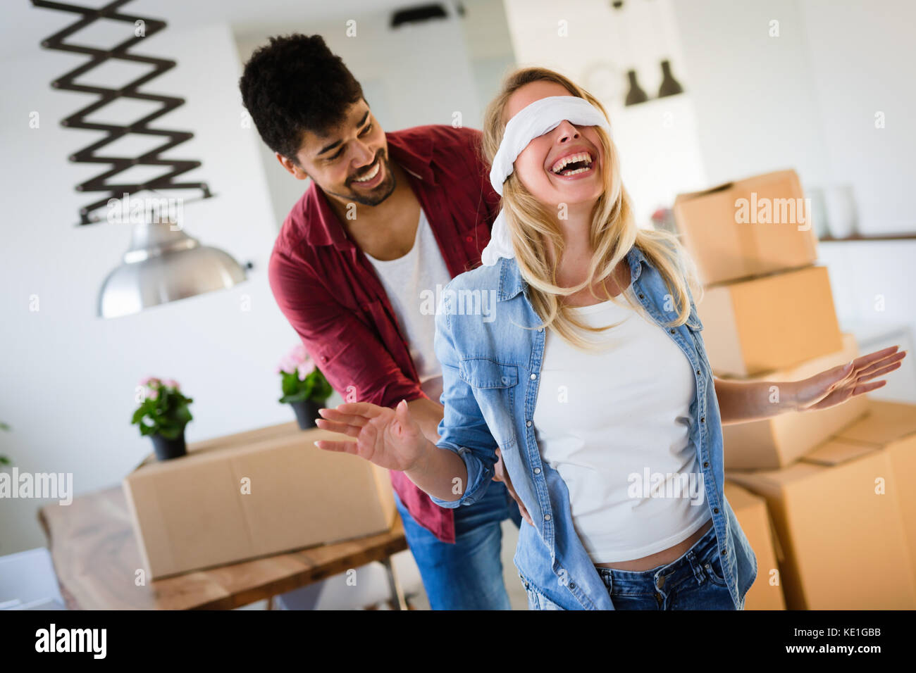 Home, persone in movimento e immobiliare di concetto - giovane in amore in movimento Foto Stock