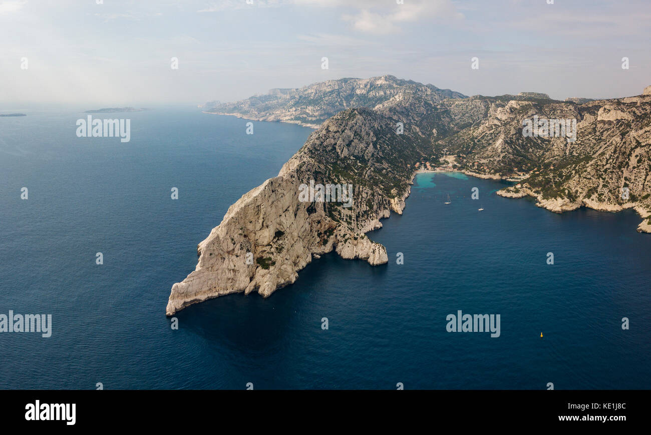 Vista aerea dei calanchi Parco nazionale sulla costa meridionale della Francia Foto Stock