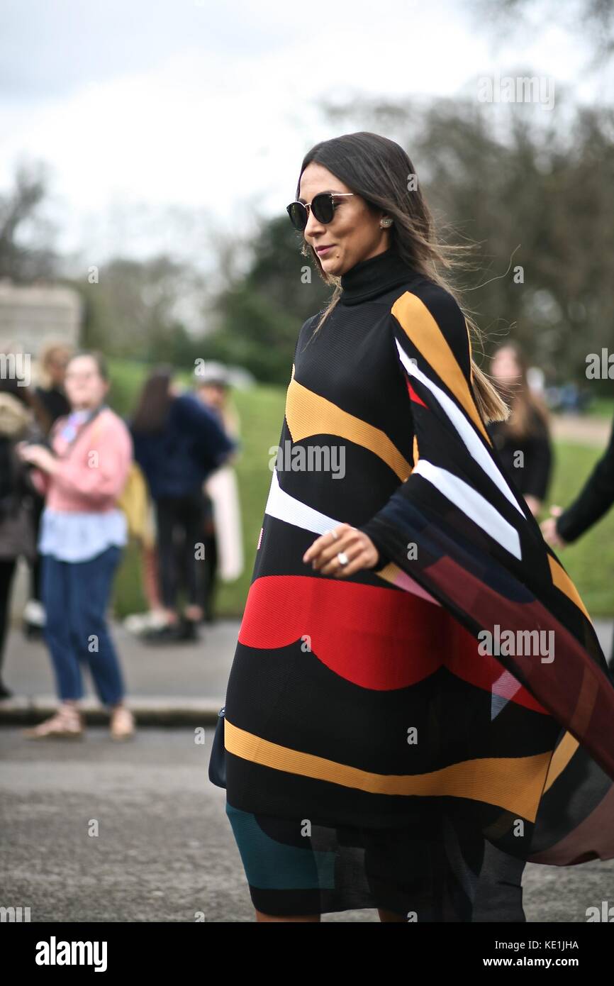 Street style london fashion week autunno inverno 2016 : 22 feb 2016 LONDON REGNO UNITO Foto Stock