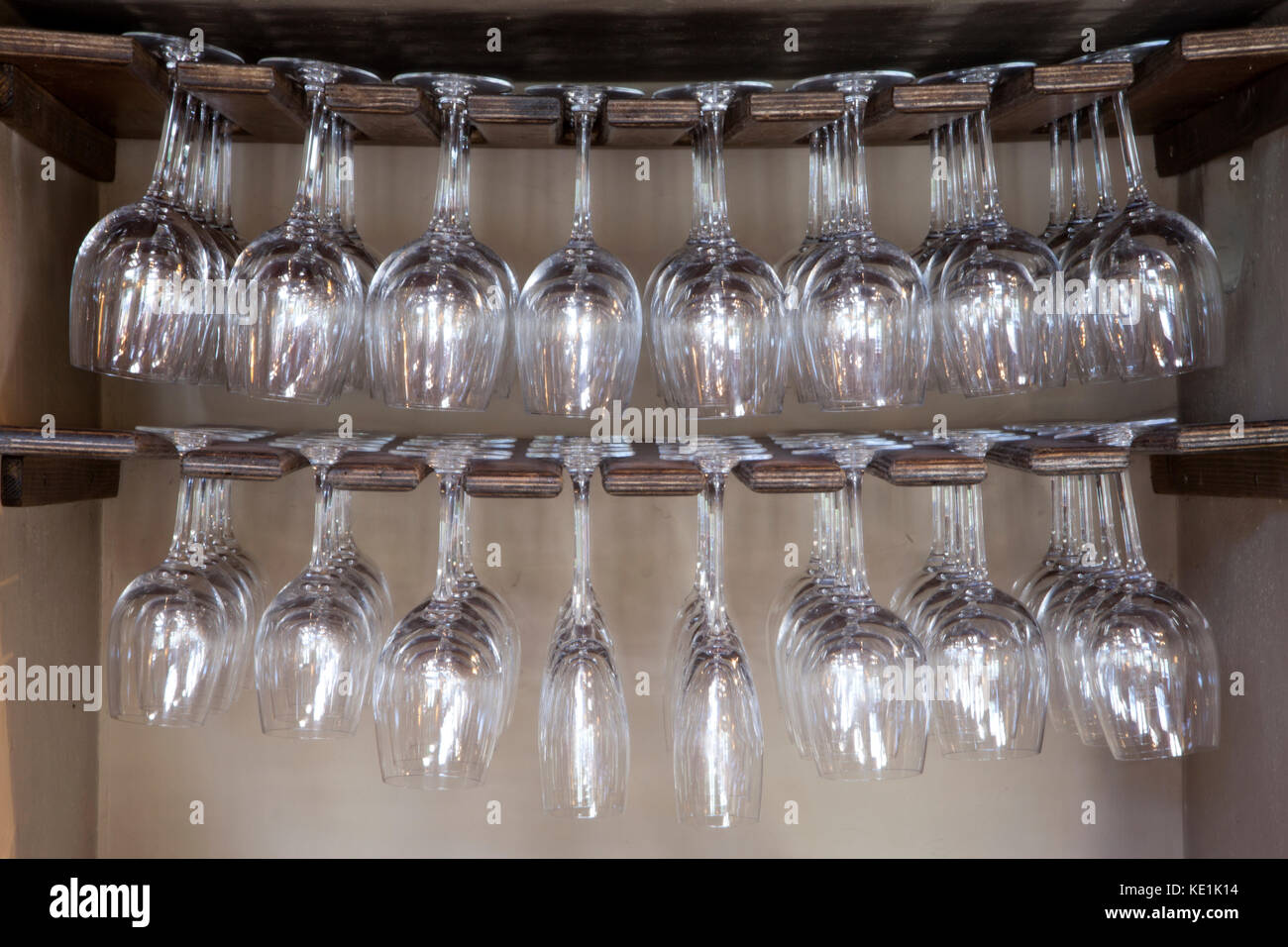 Un rack azienda bicchieri di vino in un pub nel Wiltshire, Inghilterra. Foto Stock