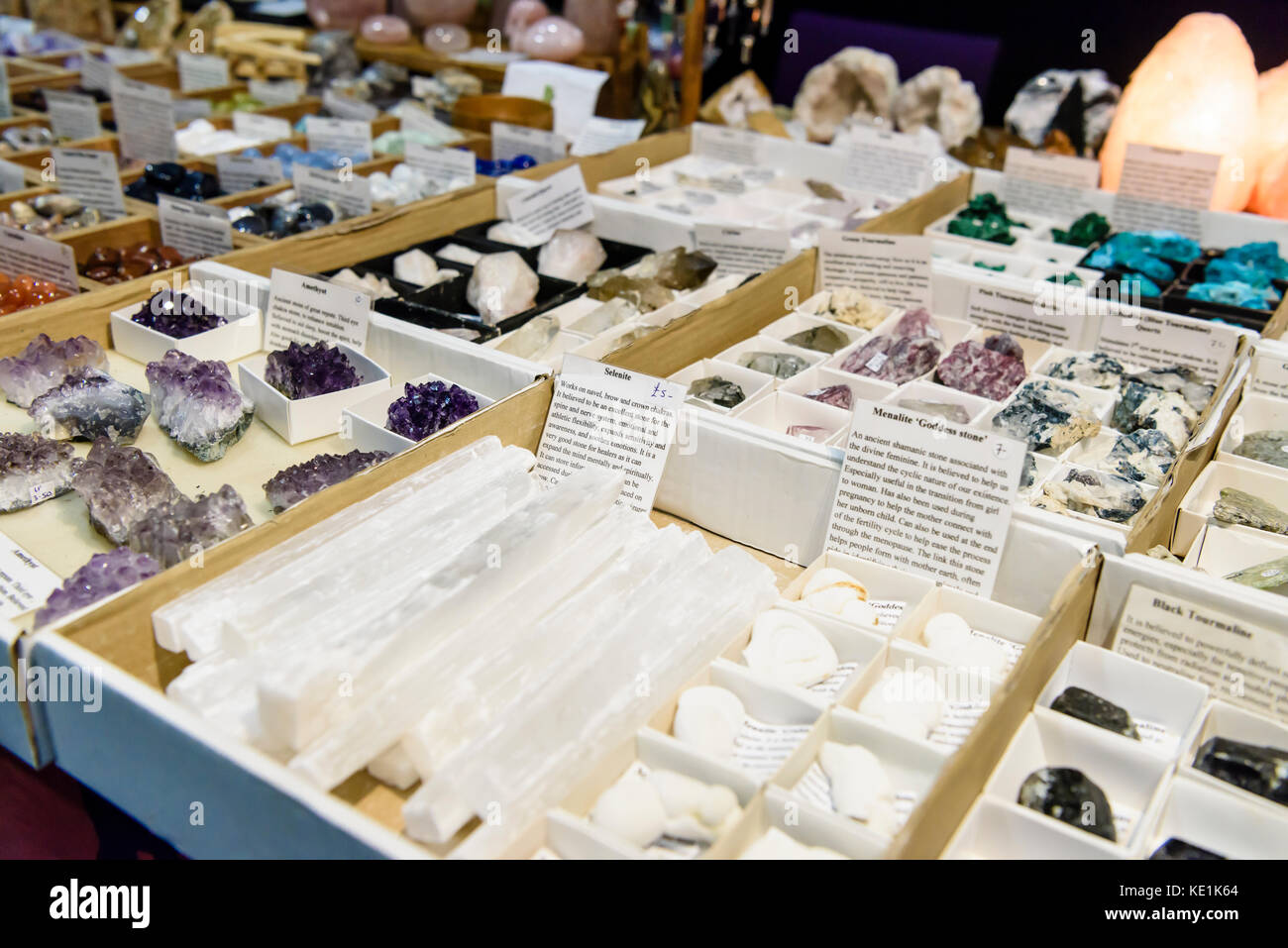Uno stallo a vegan festival vendita di rocce, cristalli e minerali con 'proprietà curative' Foto Stock
