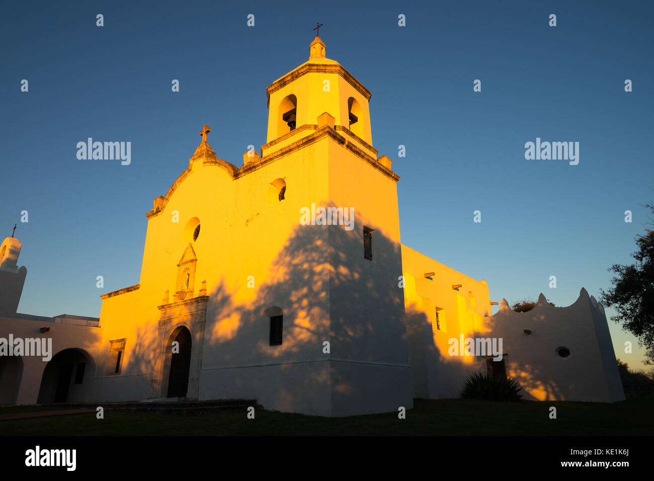 10 gennaio 2016 Goliad, Texas, USA: La Missione Nuestra Senora del Espirituu Santo de Zuniga, conosciuta anche come Missione Aranama vista alla luce del tramonto Foto Stock