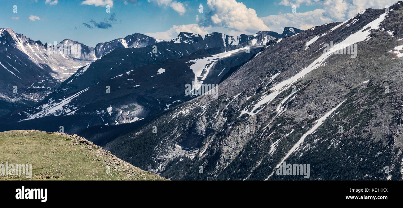 Ampia vista sulle montagne con piccole persone nell'immagine (in basso a sinistra), mostra scala, Rocky Mountain National Park, Colorado, Stati Uniti Foto Stock