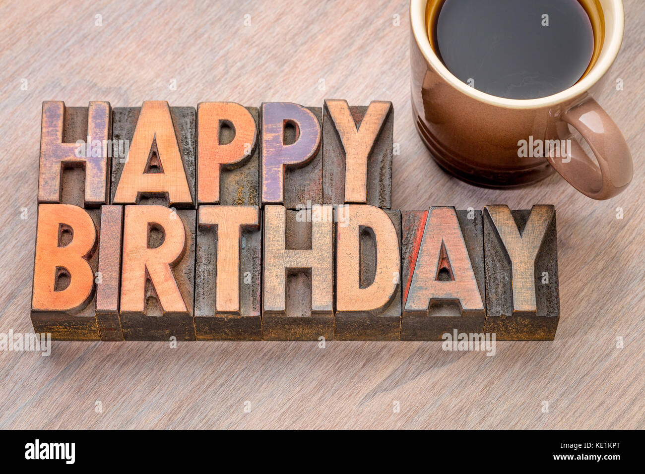 Buon Compleanno Biglietto Di Auguri In Rilievografia Vintage Tipo Di Legno Contro La Venatura Del Legno Con Una Tazza Di Caffe Foto Stock Alamy
