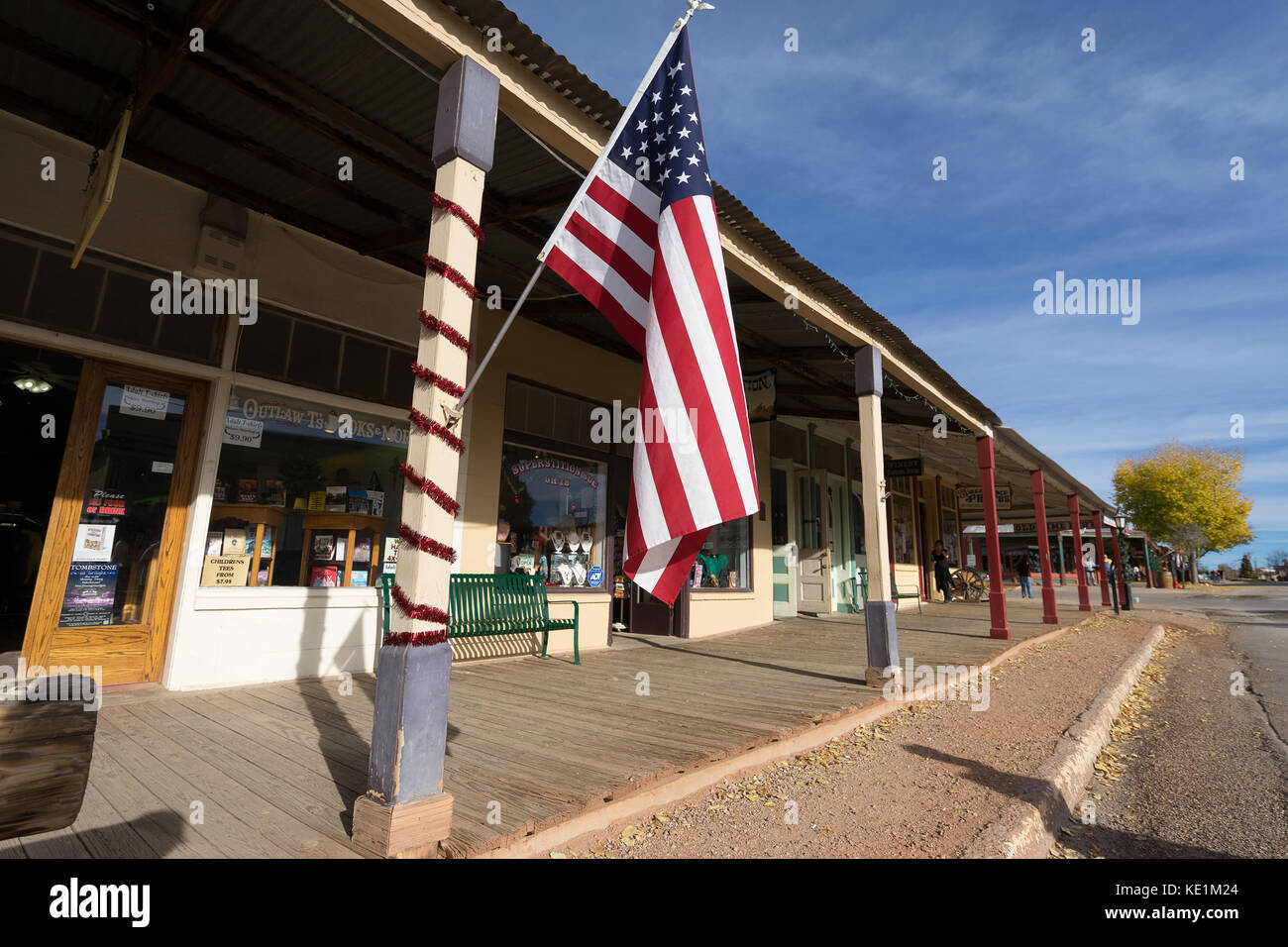 Dicembre 9, 2015 oggetto contrassegnato per la rimozione definitiva, Arizona, Stati Uniti d'America: bandiera nazionale la decorazione di un immobile su strada principale della storica cittadina occidentale fondata nel 1879 Foto Stock