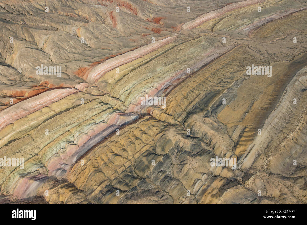 Foto aerea del Bighorn Bacino del Wyoming mostrando rocce sedimentarie strati sui fianchi della montagna di pecora piega anticlinale Foto Stock