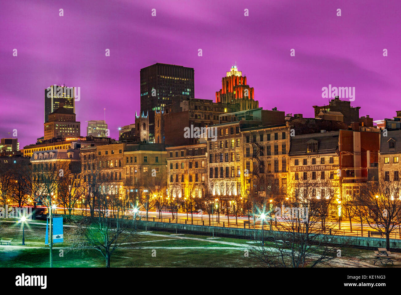 Il vecchio porto la sezione della città di Montreal durante la notte con una drammatica e cielo colorato nella provincia del Quebec, Canada, America del Nord. Foto Stock