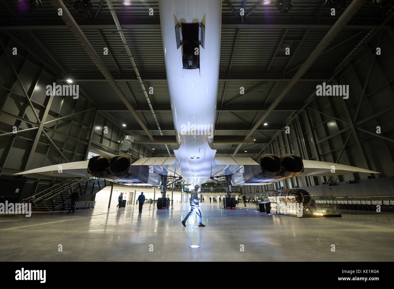 Un visizioso cammina tra i quattro motori Rolls Royce su Concorde 216, l'ultimo aeromobile del suo tipo ad essere costruito e che ha effettuato il volo finale della flotta, presso il sito aerospaziale britannico di Filton, Bristol, dove è stato realizzato; Ed è ora il fulcro di un museo dedicato alla Concorde che si è aperto al pubblico. Foto Stock