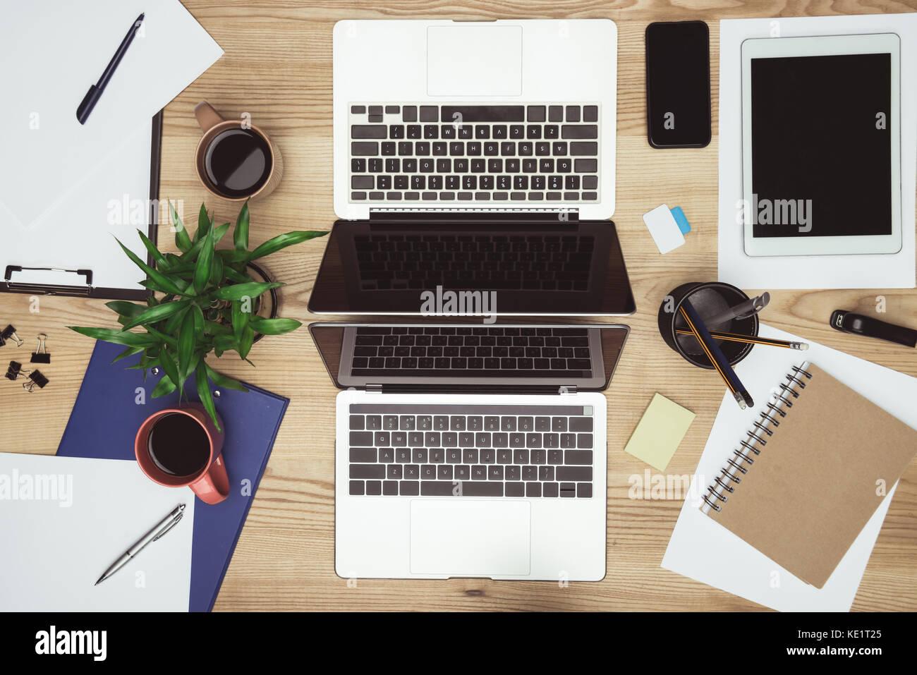 Vista superiore del notebook con schermi vuoti, gadget e forniture per ufficio al lavoro Foto Stock