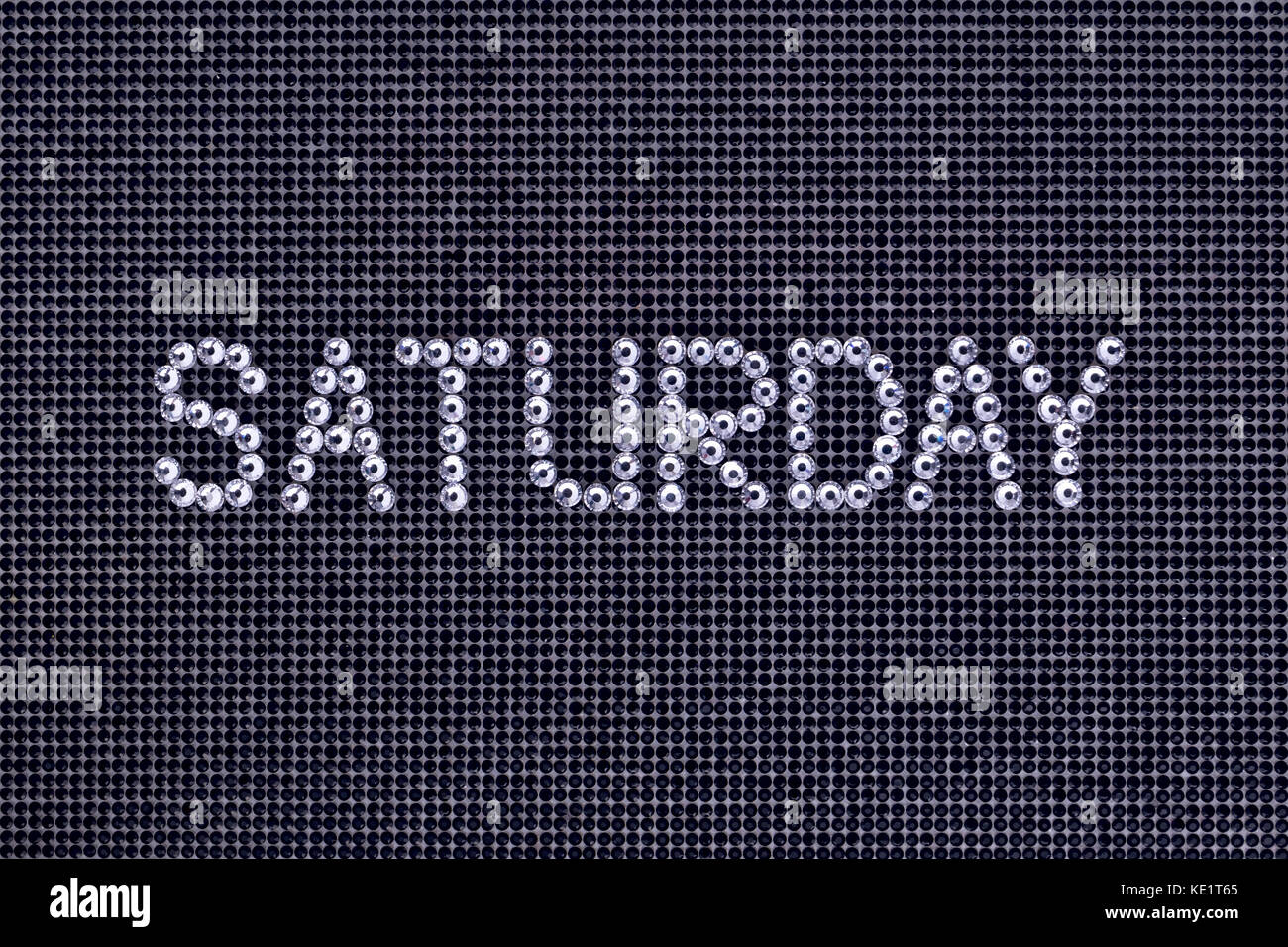 Il giorno della settimana, la parola sabato è realizzato strass colore cristallo su una tela nera sullo sfondo Foto Stock