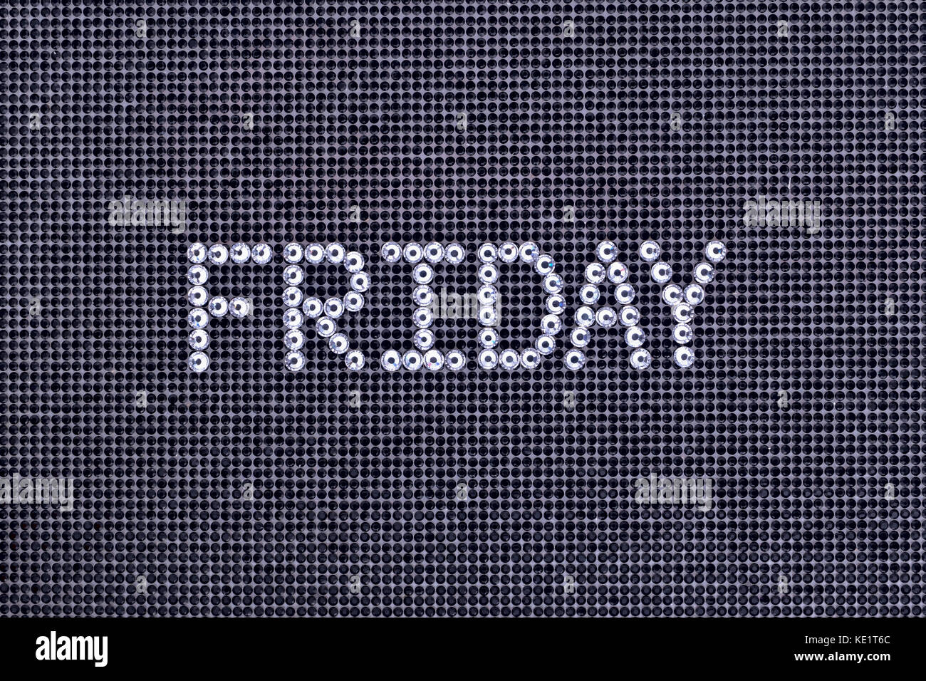 Il giorno della settimana, la parola venerdì è realizzato strass colore cristallo su una tela nera sullo sfondo Foto Stock