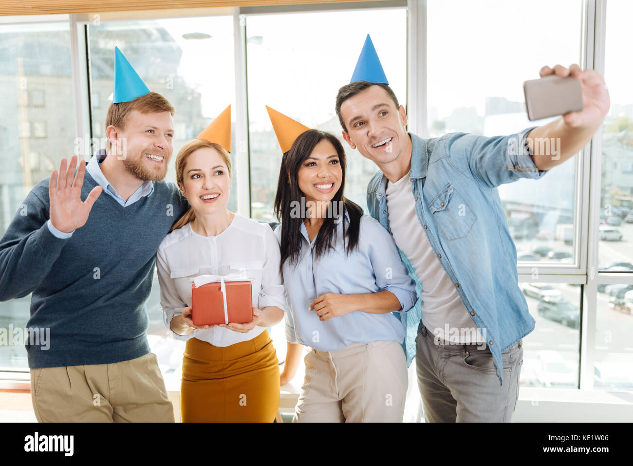 Popolo gioioso guardando la fotocamera del telefono Foto Stock
