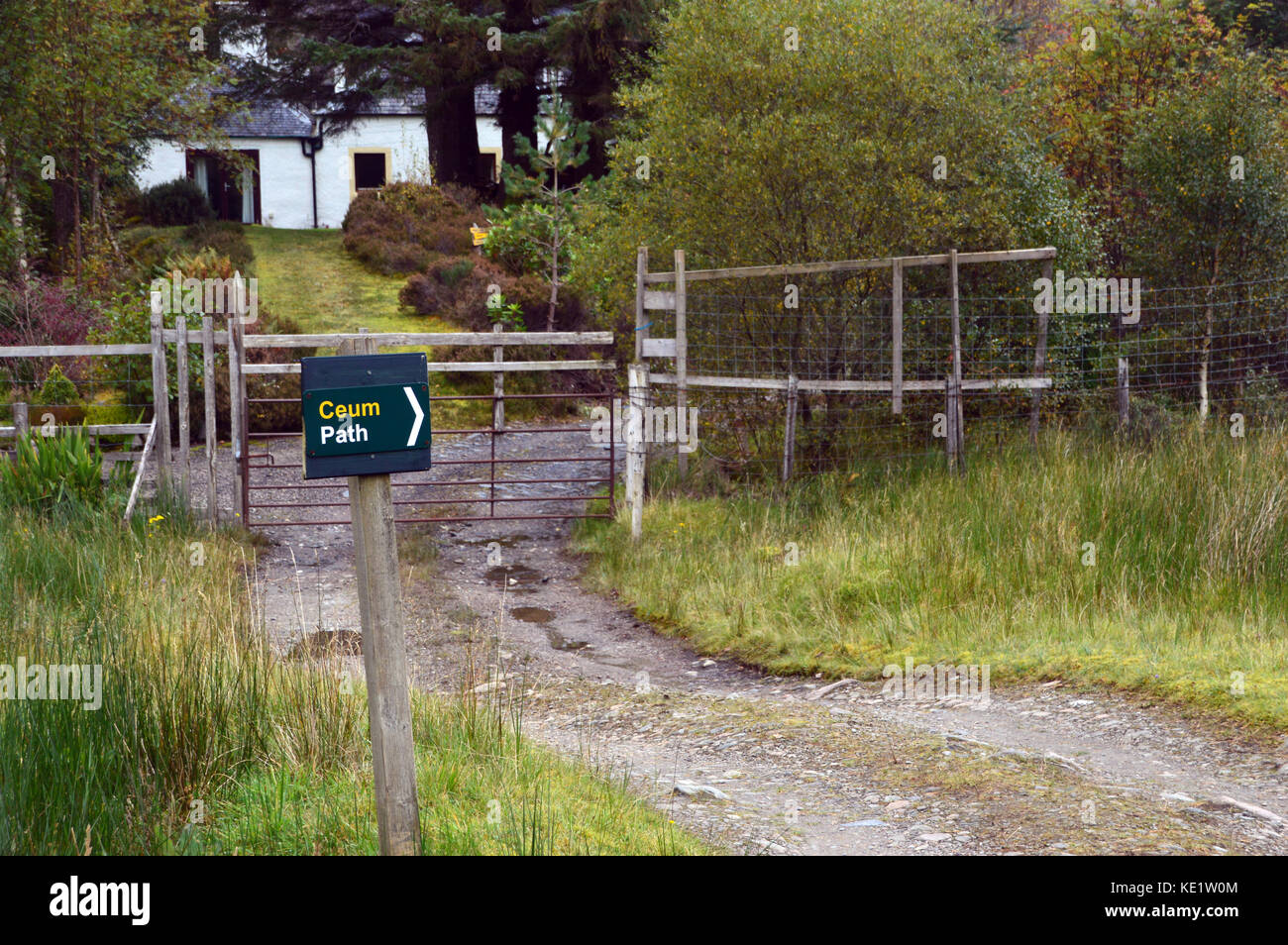 Segno posto per percorso (ceum) divisione intorno al cottage a gleann-leac-na-muidhe, Highlands scozzesi, Scotland, Regno Unito Foto Stock