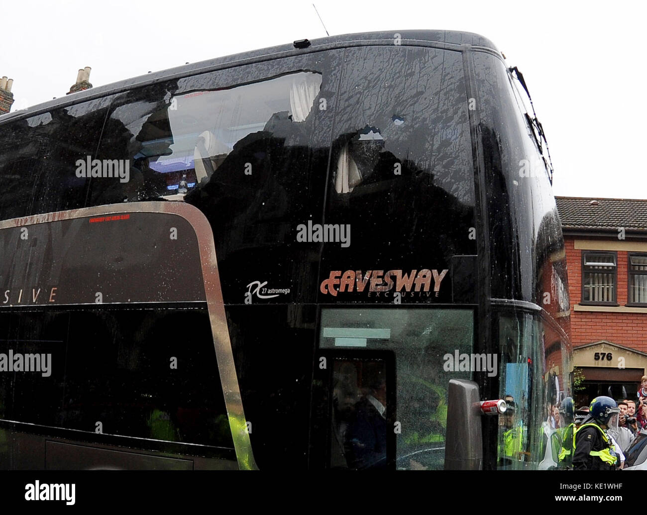 Il 10 maggio 2016. Il Manchester United allenatore della squadra ha un vetro rotto dopo essere stato attaccato come è arrivato al Boleyn Ground home del West Ham United. Foto Stock