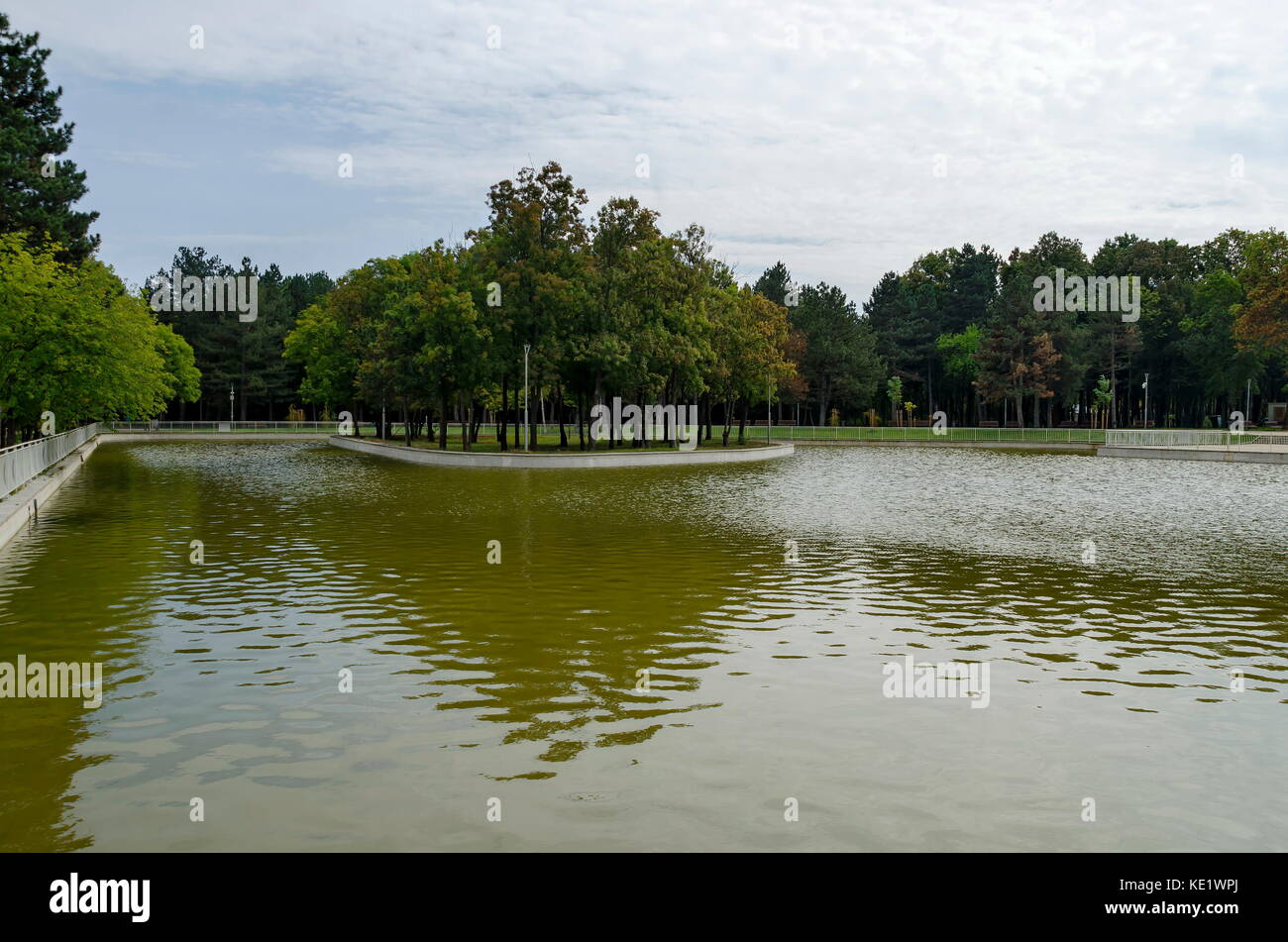 Popolare il parco nord per il resto con autunnale di vecchia foresta panca in legno e il lago nel quartiere vrabnitsa, sofia, Bulgaria Foto Stock