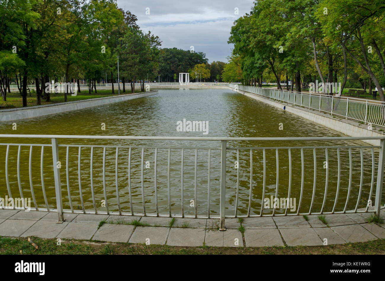 Popolare il parco nord per il resto con autunnale di vecchia foresta panca in legno e il lago nel quartiere vrabnitsa, sofia, Bulgaria Foto Stock