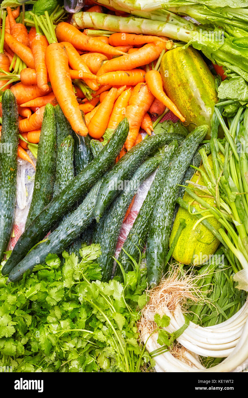 Ortaggi freschi su un mercato locale. Foto Stock