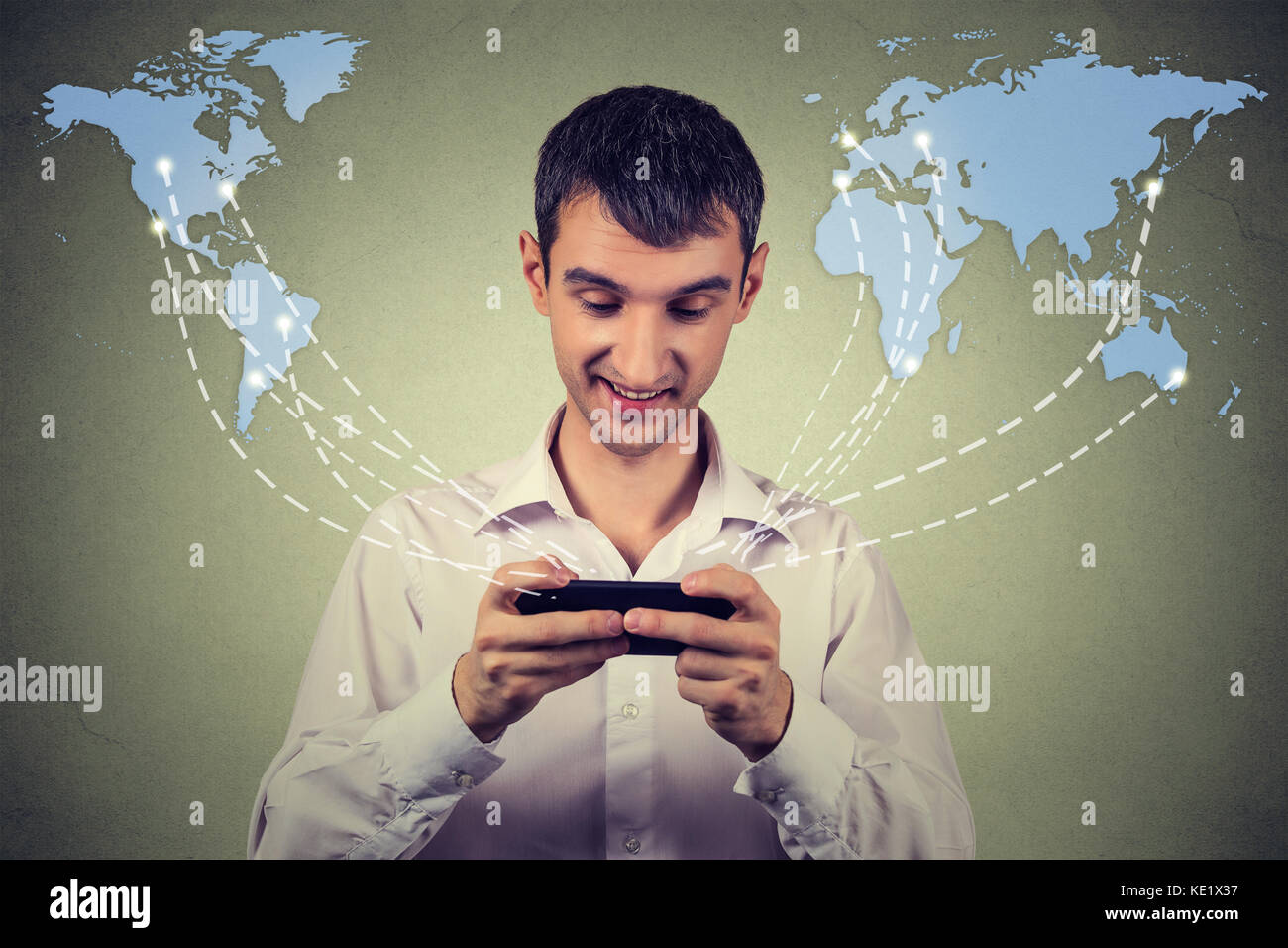 Una moderna tecnologia di comunicazione mobile phone high tech, connessione web concetto. Happy business man holding smartphone connesso a internet browsing giornate mondiali Foto Stock