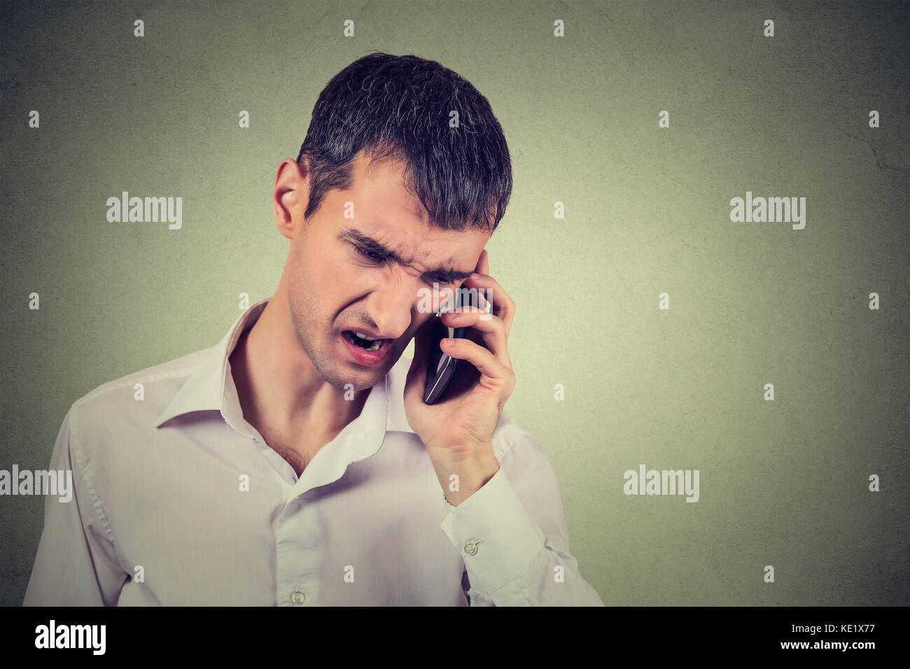 Angry business man urlando sul telefono cellulare Foto Stock