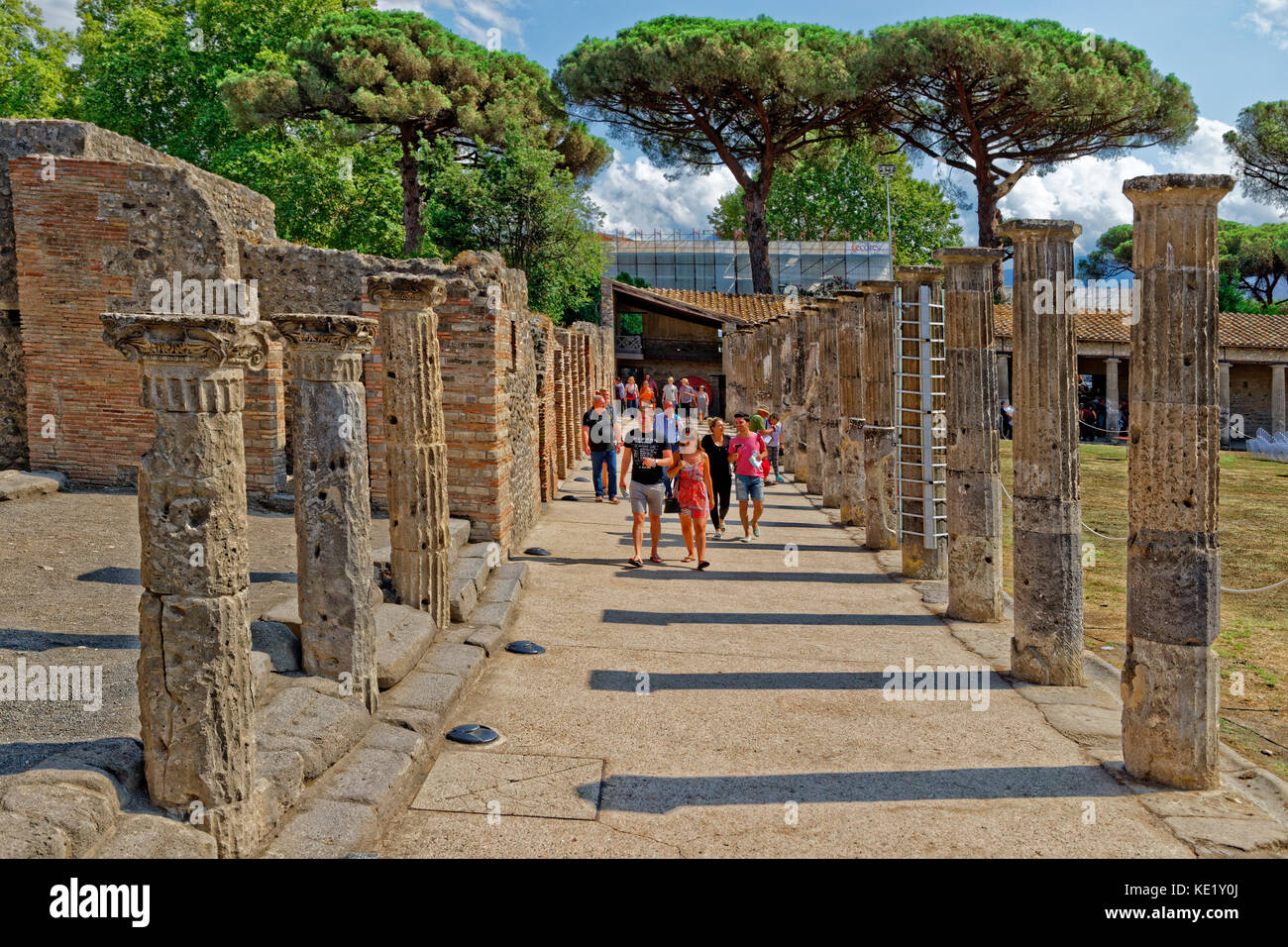 Quadriportico, un quadrangolo dagli Scavi ingresso alla rovina la città romana di Pompei a Pompei Scavi vicino a Napoli, Italia. Foto Stock