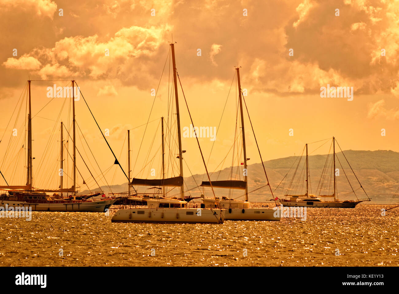 Catamarani e yacht all'ancoraggio, bodrum, Turchia. Foto Stock