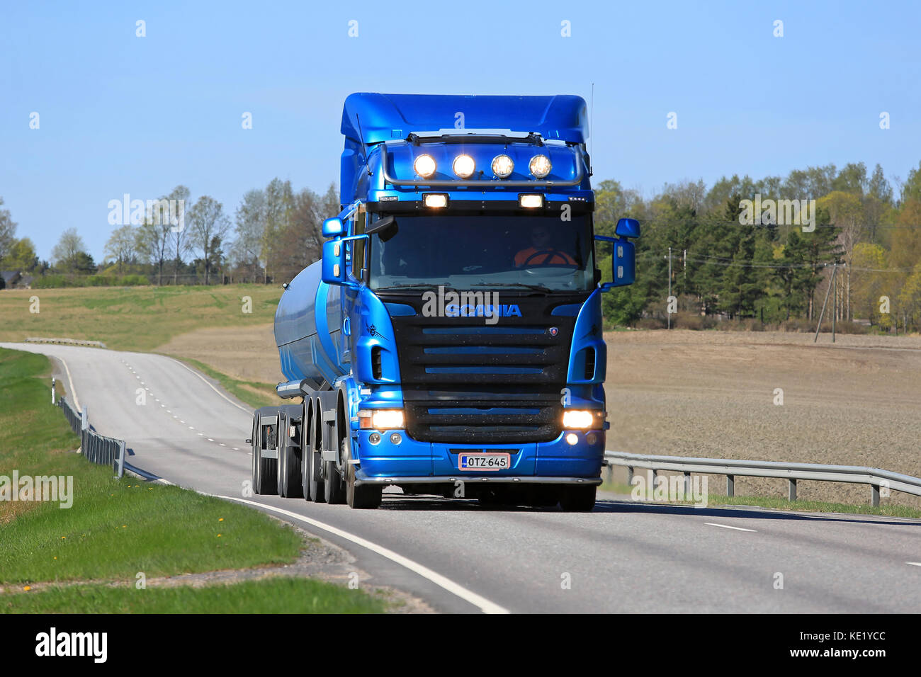 SALO, FINLANDIA - 8 MAGGIO 2016: Il carro armato blu Scania R500 si sposta lungo la strada rurale nel sud della Finlandia in primavera. Foto Stock
