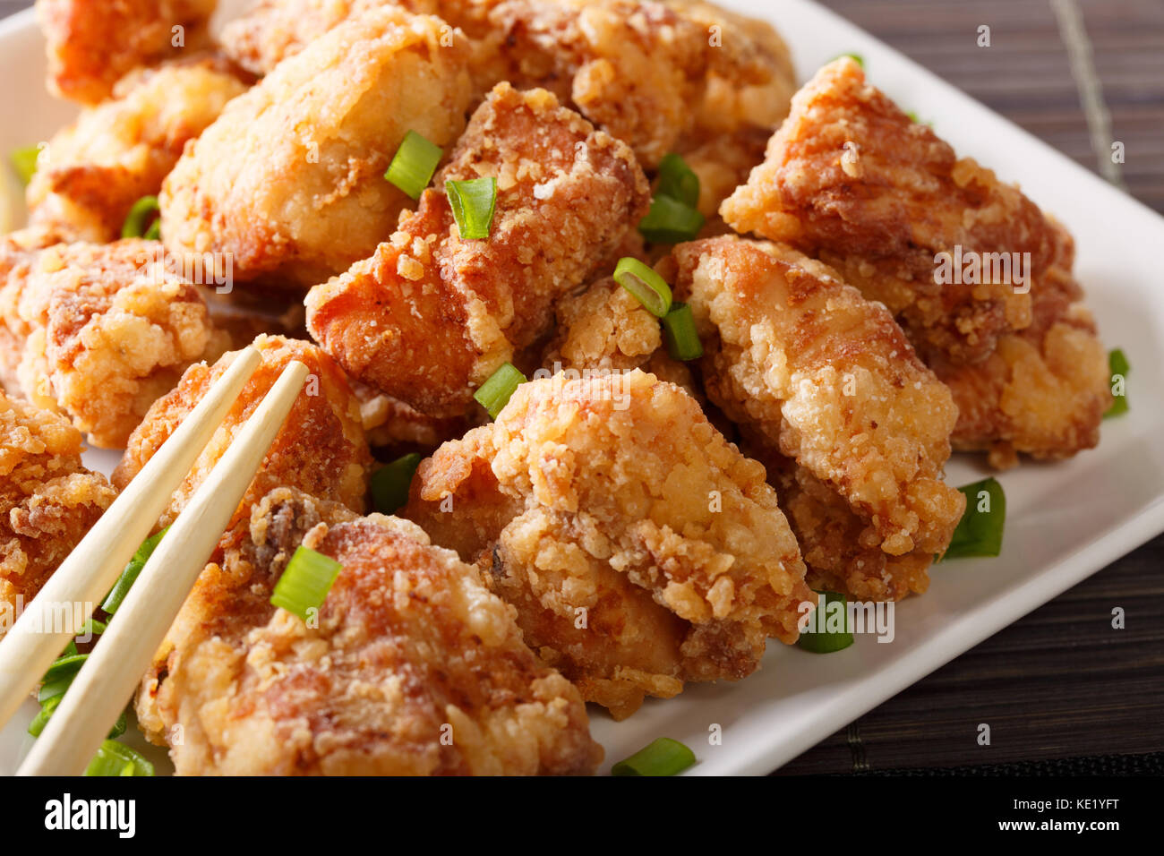 Karaage - stile giapponese fritto di pollo macro sulla piastra orizzontale. Foto Stock