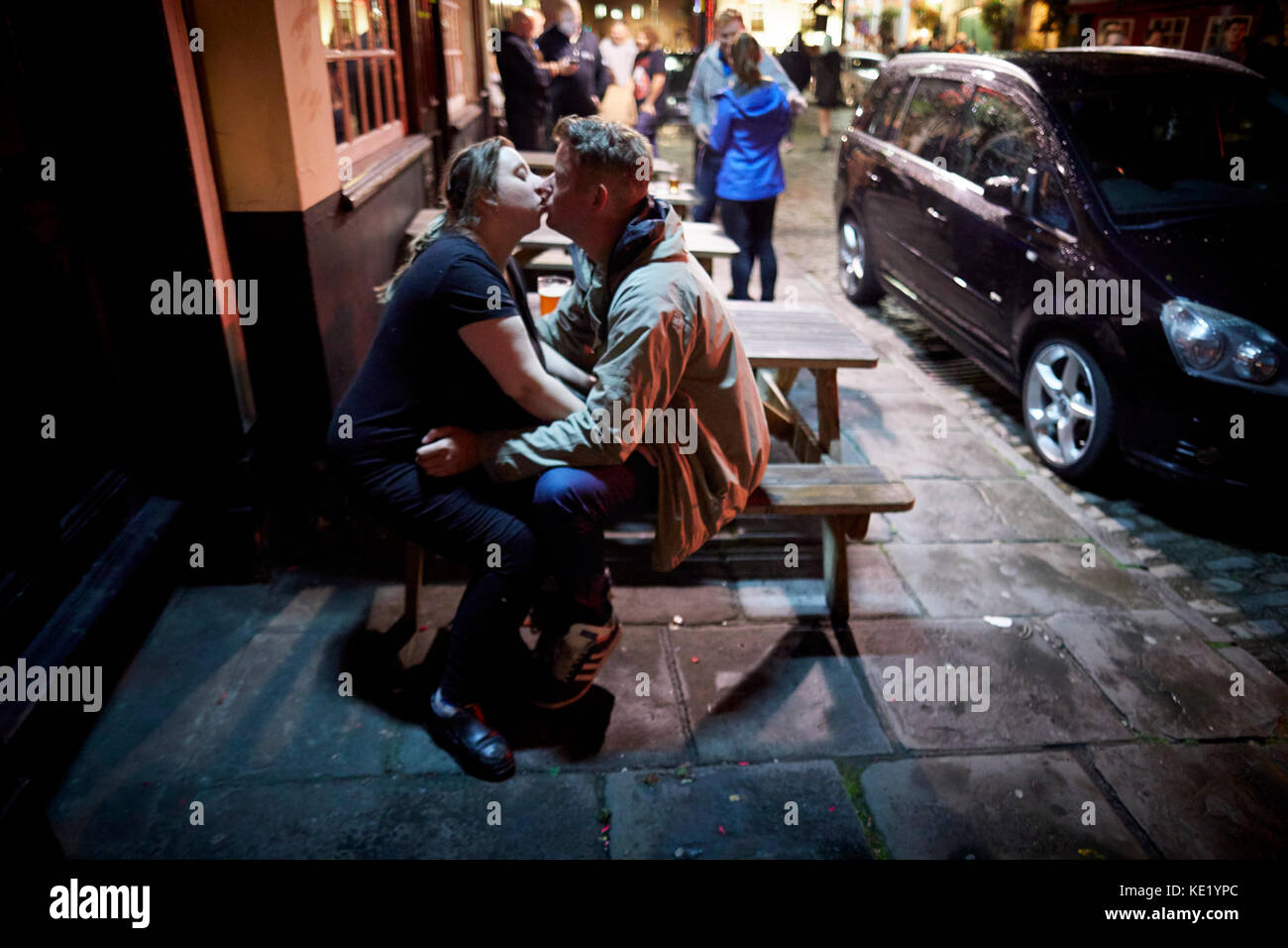 Tarda Notte bacio su King Street nel centro città di Bristol Foto Stock