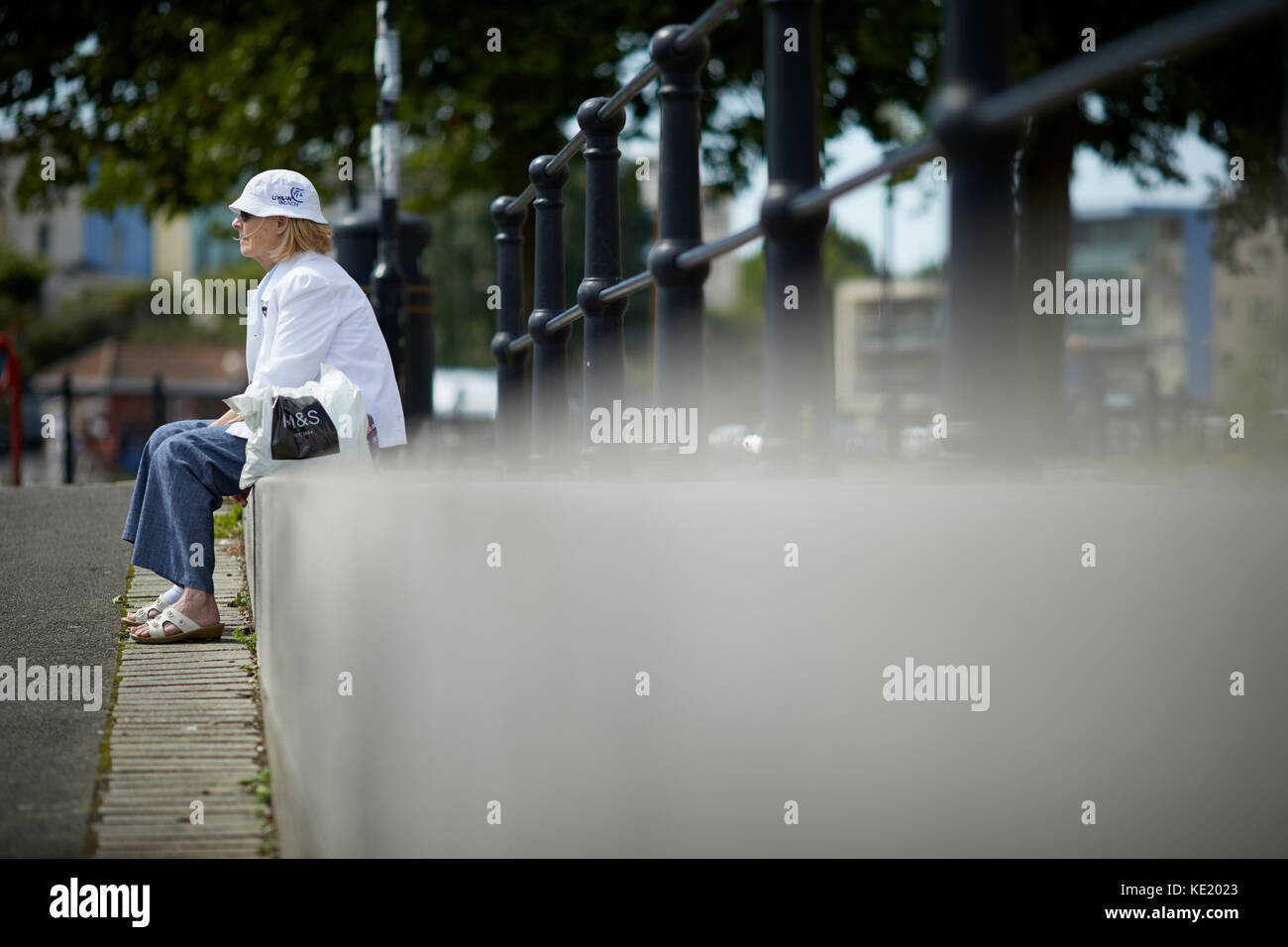 Signora appoggiata Bristol City Centre Foto Stock
