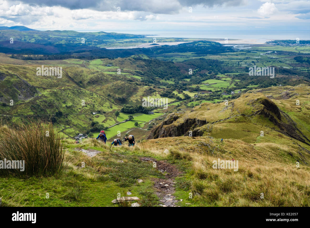 Vista distante a costa da sud-ovest il crinale di monte Cnicht con gli escursionisti escursionismo da Croesor, Gwynedd, il Galles del Nord, Regno Unito, Gran Bretagna Foto Stock