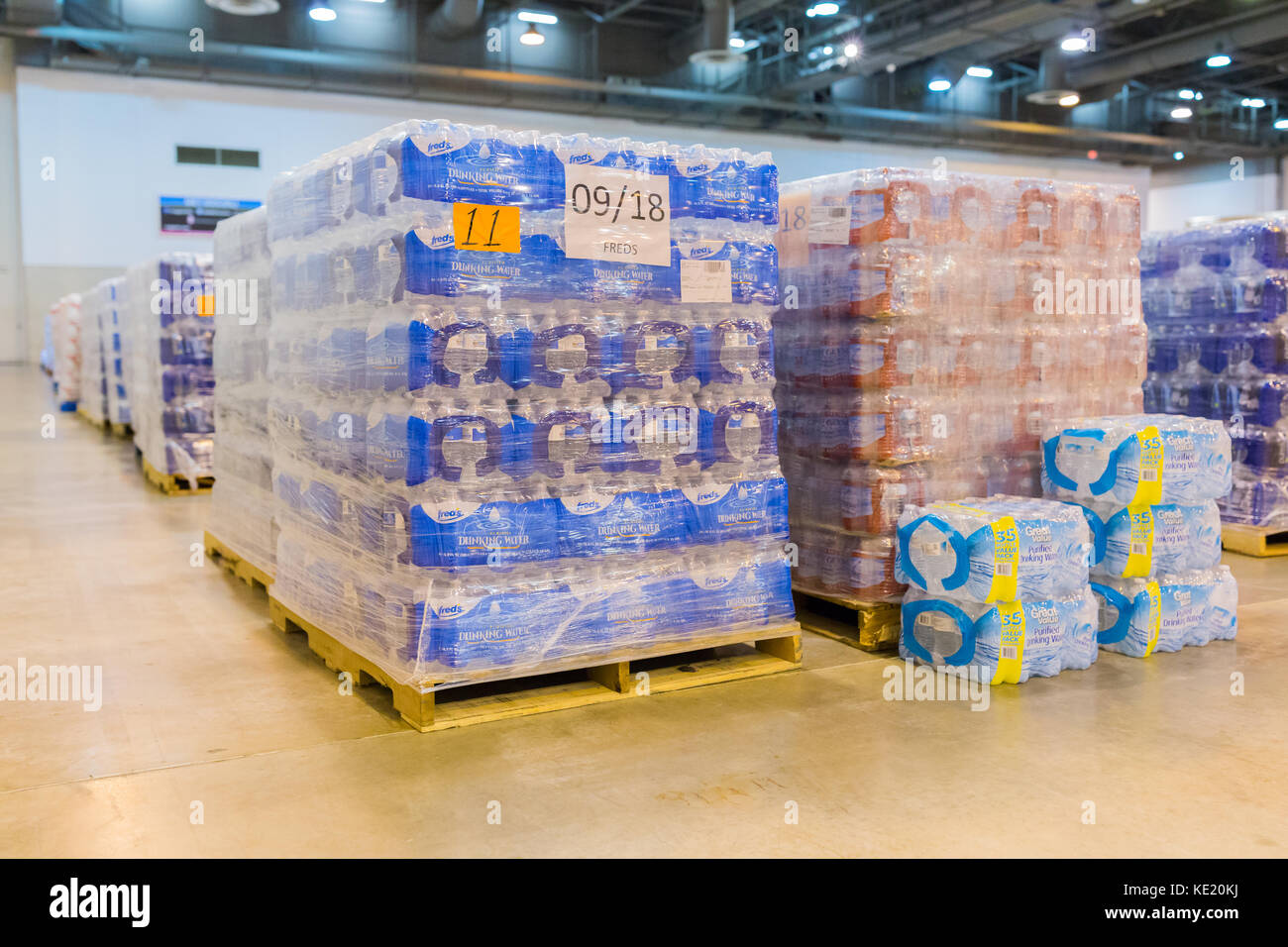 Pioggia torrenziale dall uragano Harvey ha causato inondazioni record in Houston. Ricovero di emergenza è rifornito di forniture per i soccorsi Foto Stock